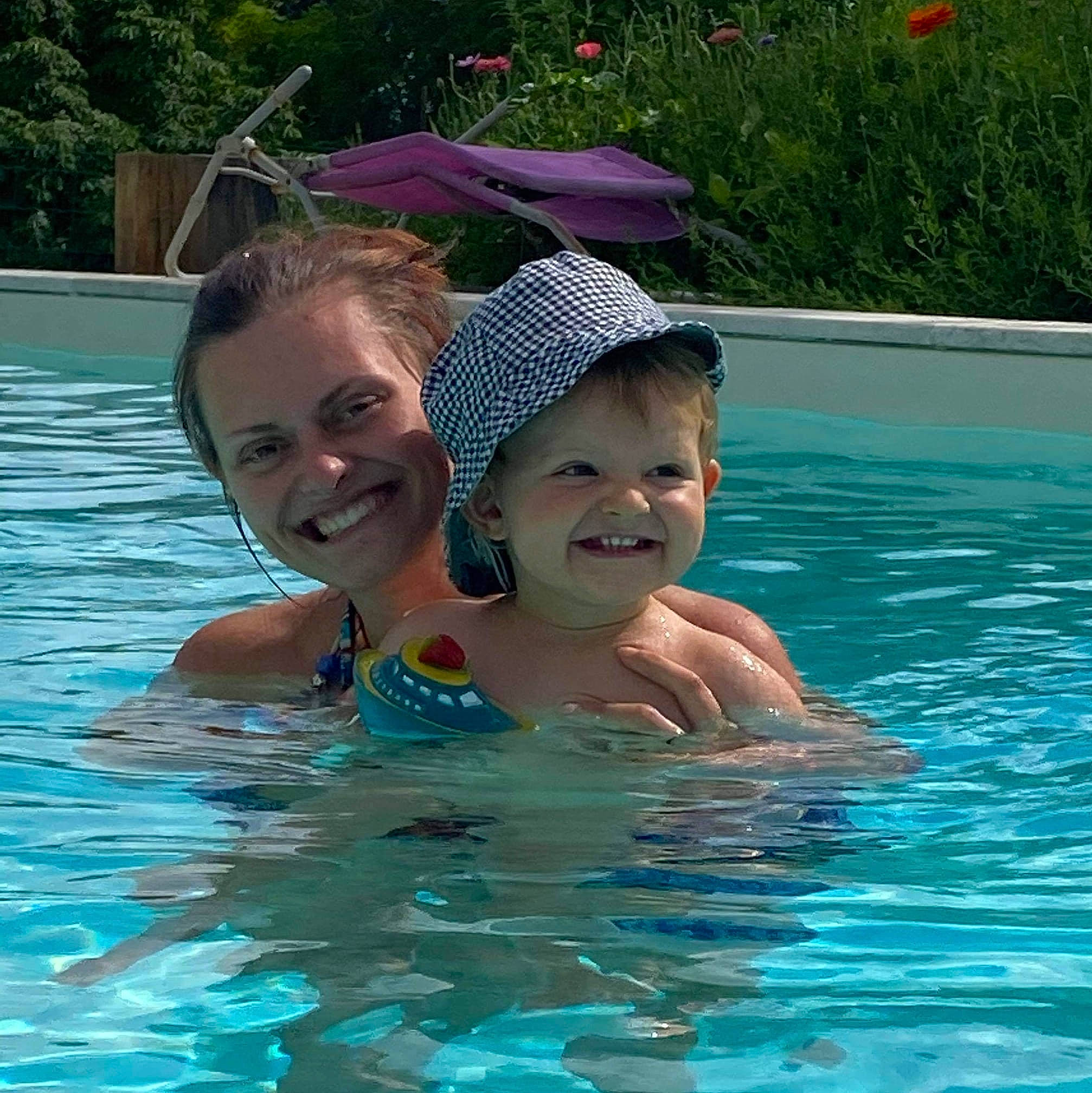 Arsène participe au concours pour gagner de l'argent avec cette photo : aqua, azure, beauty, face, facial_expression, fun, games, happy, joy, leisure, leisure_centre, mammal, outdoor_recreation, person, plant, product, recreation, smile, swimming_pool, toddler