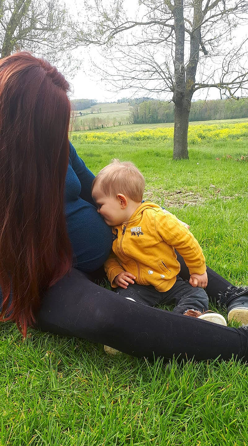 Arsène participe au concours pour gagner de l'argent avec cette photo : baby, comfort, fun, grass, grass_family, grassland, happy, jeans, lap, leisure, meadow, people_in_nature, person, plant, recreation, shoe, sky, sneakers, sunlight, toddler