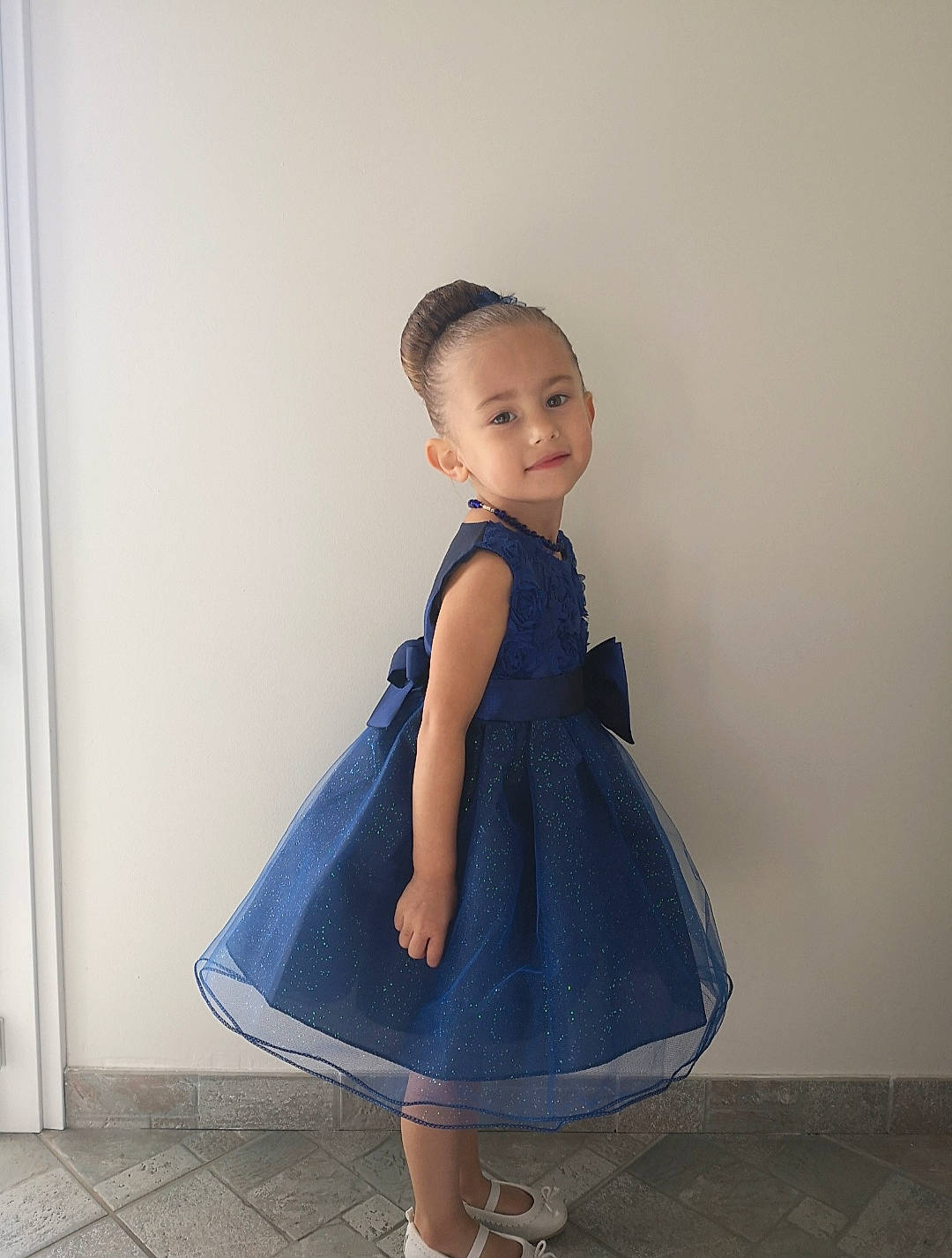 Thalya a rejoint le concours — aidez-le/la à gagner de superbes lots ! arm, baby_toddler_clothing, day_dress, dress, embellishment, fashion, hair, hairstyle, headgear, joint, knee, neck, one_piece_garment, person, product, shoulder, sleeve, smile, standing, textile