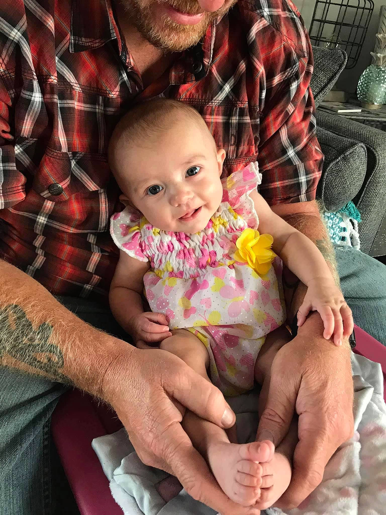 Emberly is registered to the contest to win money with this photo: abdomen, baby, child, finger, gesture, hand, human, nail, people, person, sitting, skin, smile, thumb, toddler, trunk