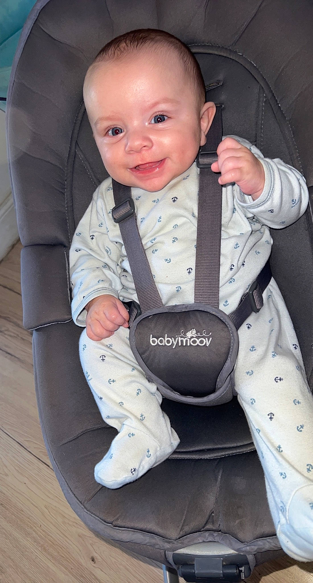 Lylio a rejoint le concours — aidez-le/la à gagner de superbes lots ! arm, baby, baby_carriage, baby_toddler_clothing, cheek, collar, comfort, dress_shirt, face, facial_expression, flash_photography, hairstyle, happy, joy, outerwear, person, product, sleeve, smile, sneakers