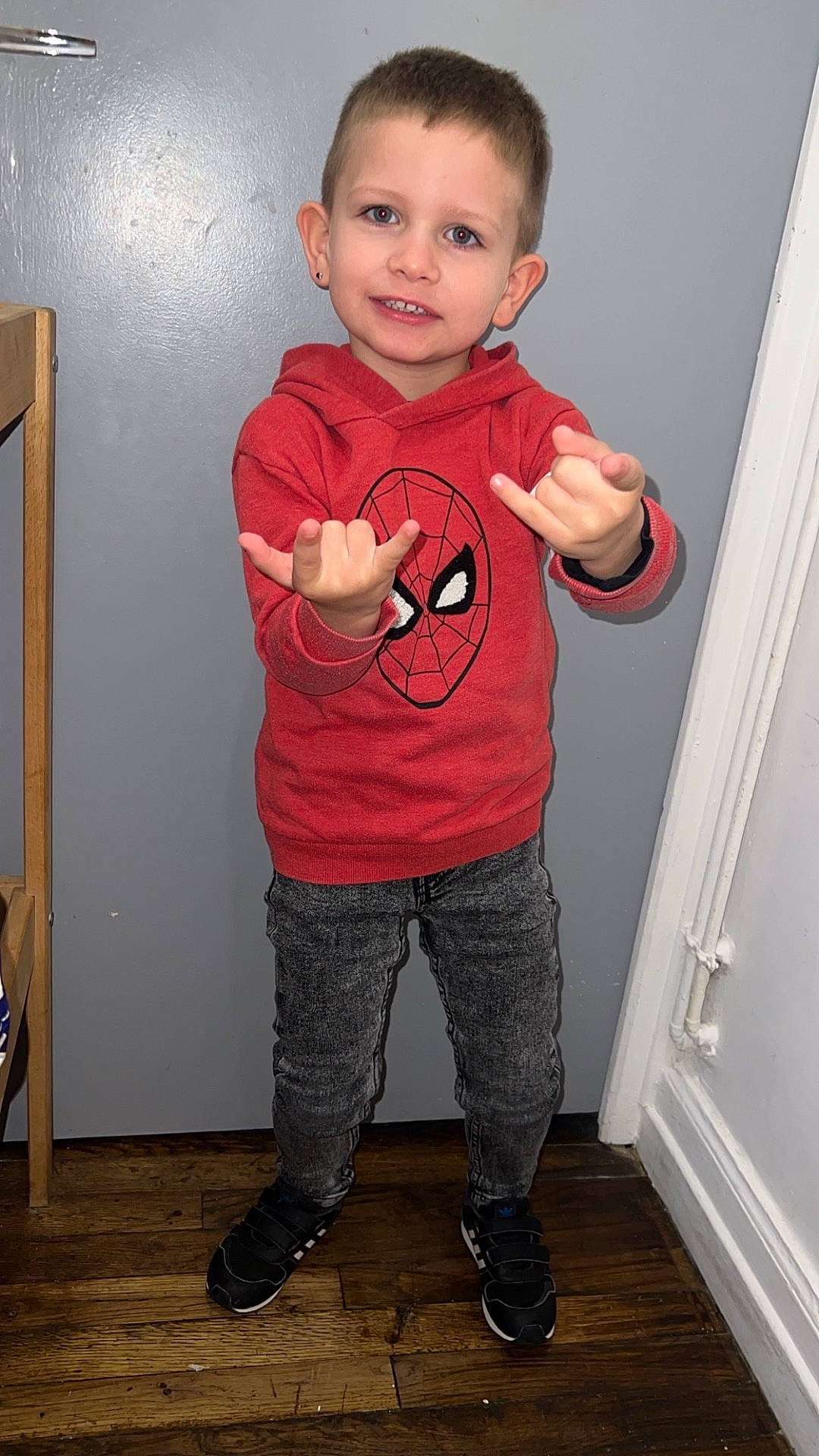 Lorenzo a rejoint le concours — aidez-le/la à gagner de superbes lots ! bodypart, boy, child, clothing, door, face, finger, footwear, hand, hardwood, head, jeans, male, pants, person, photography, portrait, shoe, t_shirt, wood