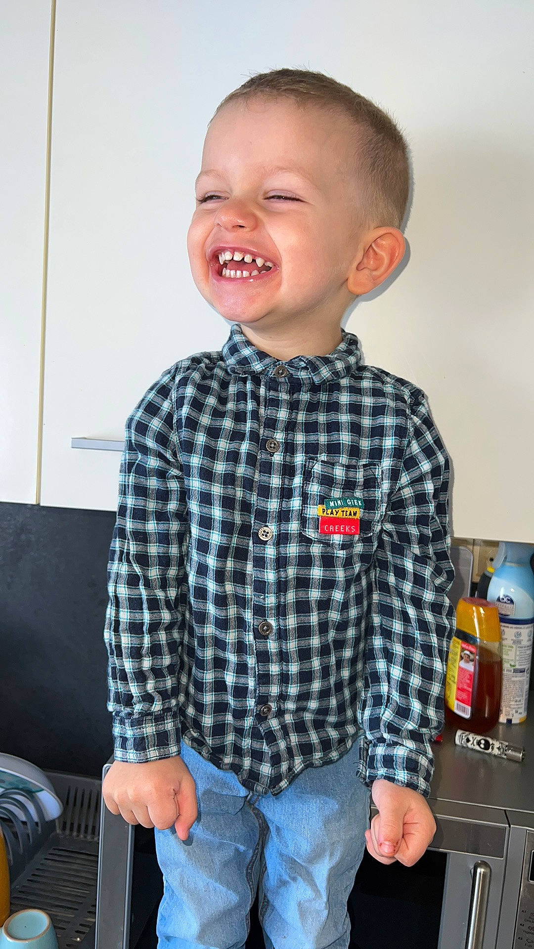 Lorenzo participe au concours pour gagner de l'argent avec cette photo : baby_toddler_clothing, blue, button, child, collar, denim, dress_shirt, electric_blue, happy, jeans, joy, neck, pattern, person, plaid, sitting, sleeve, smile, t_shirt, tartan