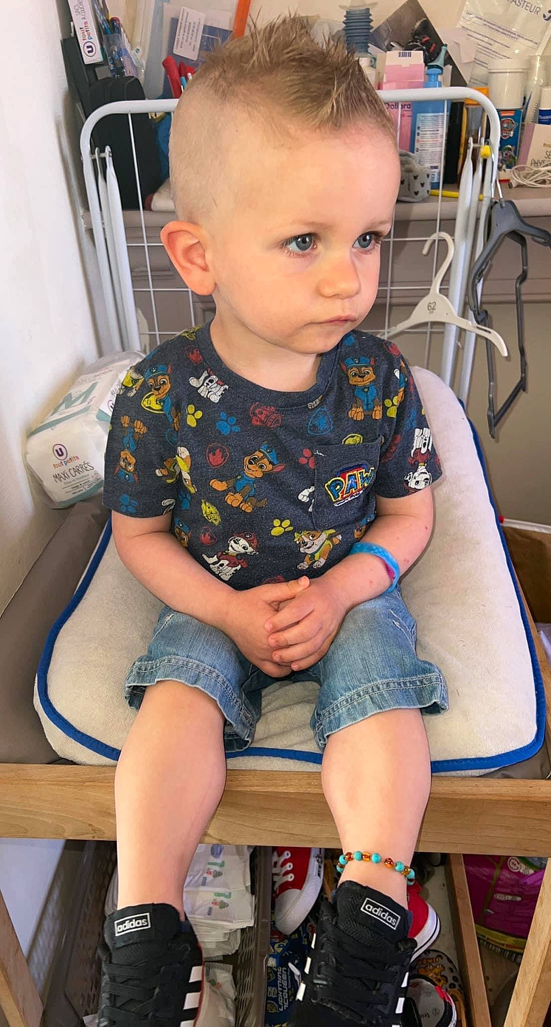 Lorenzo participe au concours pour gagner de l'argent avec cette photo : baby_toddler_clothing, chair, cheek, child, chin, eye, facial_expression, head, iris, joint, knee, lap, leg, neck, person, shorts, skin, sleeve, t_shirt, thigh