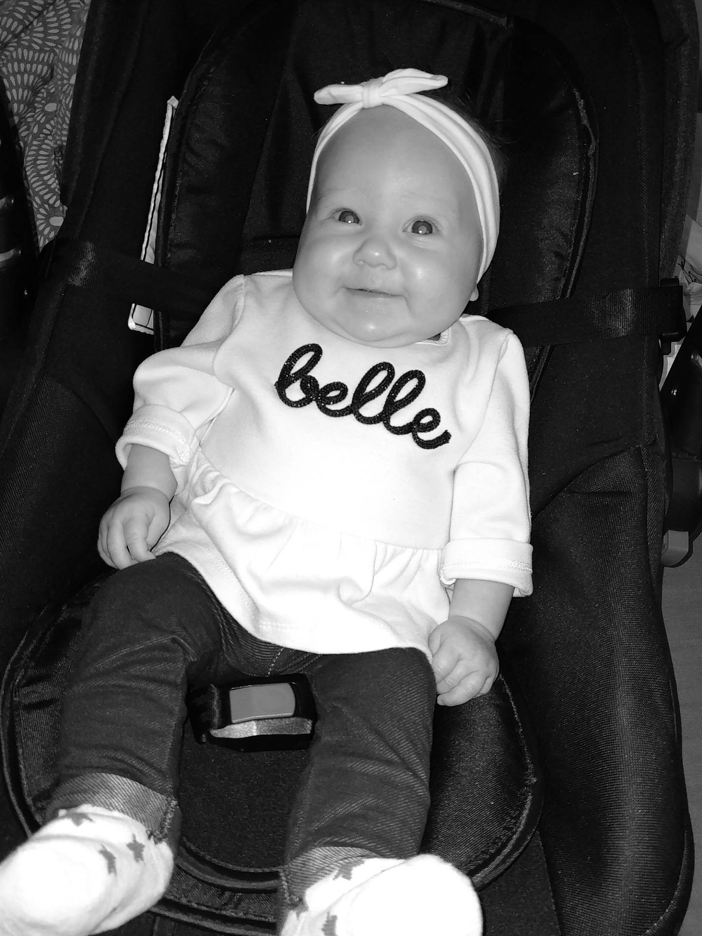 Sïana participe au concours pour gagner de l'argent avec cette photo : baby, baby_carriage, baby_safety, baby_toddler_clothing, black, black_and_white, car_seat, cheek, child, clothing, comfort, cool, fun, happy, joy, person, photograph, smile, snapshot, style