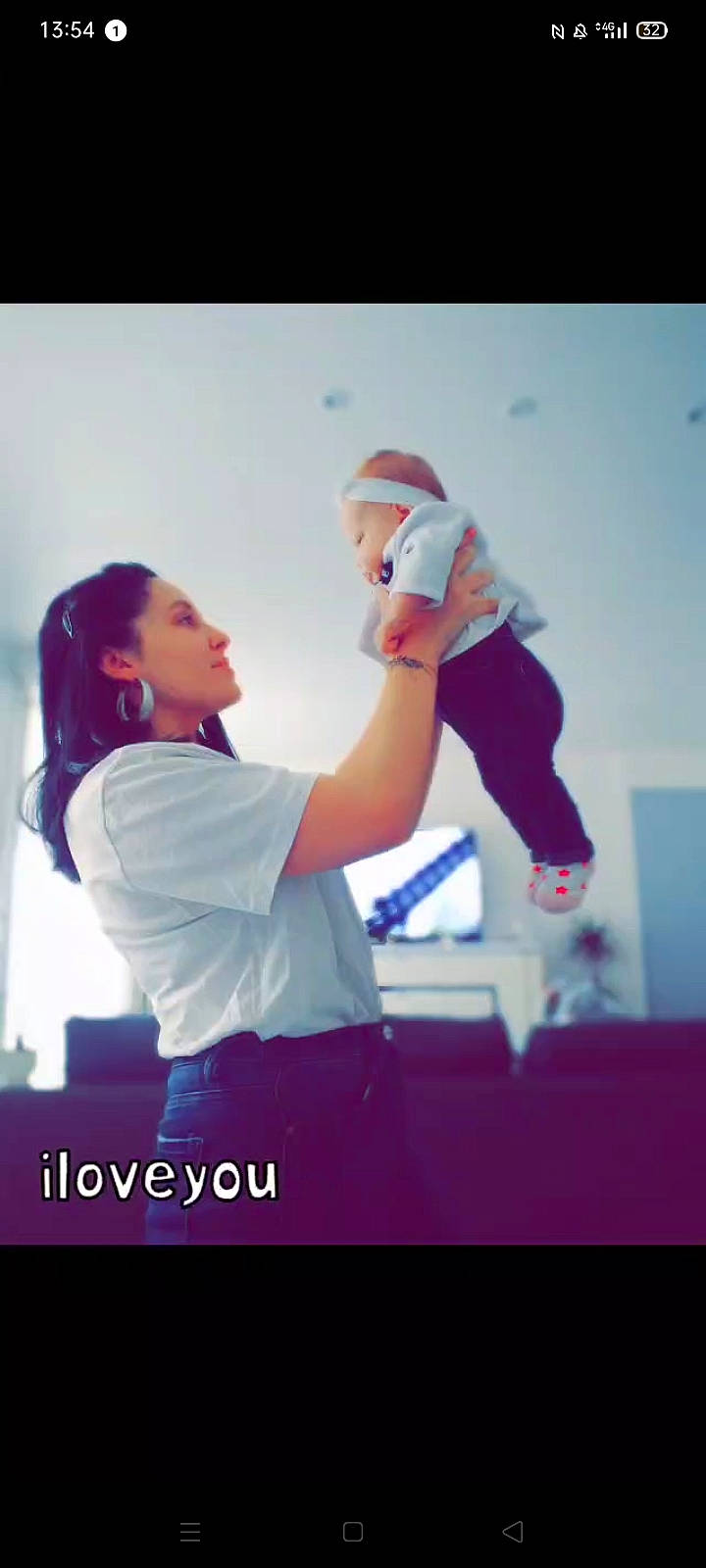 Sïana a rejoint le concours — aidez-le/la à gagner de superbes lots ! baseball_cap, belt, cap, elbow, entertainment, event, flash_photography, font, fun, gesture, happy, leisure, magenta, music_artist, performing_arts, person, pop_music, recreation, shorts, sportswear