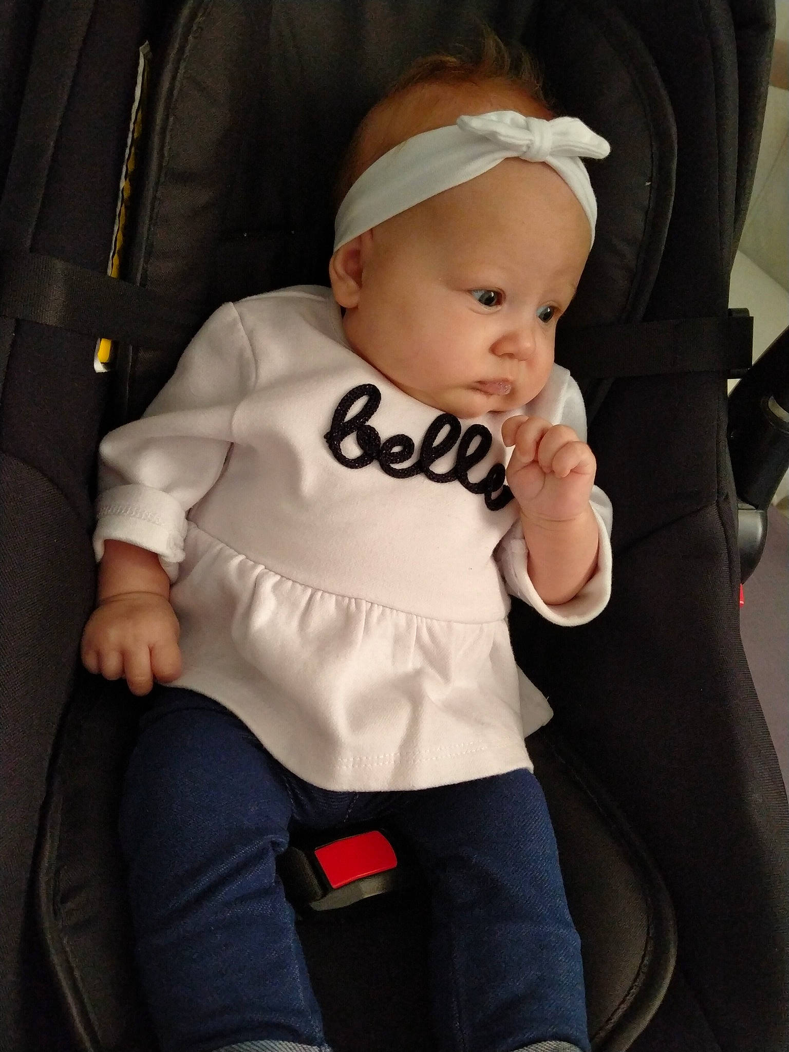 Sïana a rejoint le concours — aidez-le/la à gagner de superbes lots ! auto_part, baby, baby_carriage, baby_products, baby_safety, baby_toddler_clothing, cap, car_seat, child, comfort, fashion_accessory, knee, person, sitting, sleeve, sock, sportswear, t_shirt, thigh, thumb