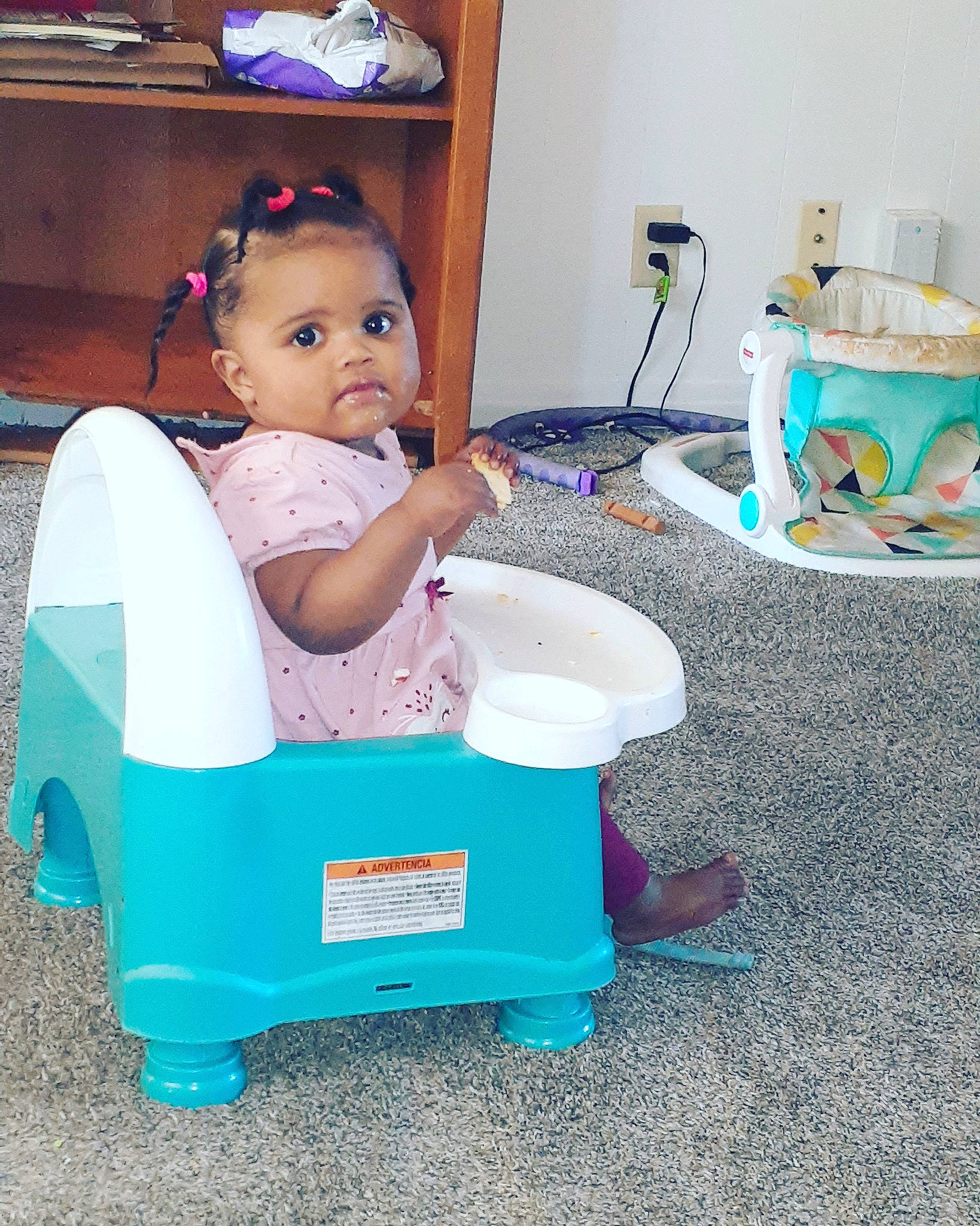 Kavaeha is registered to the contest to win money with this photo: aqua, baby, baby_products, baby_toddler_clothing, child, foot, hair_accessory, home_accessories, household_supply, person, plastic, shelf, shelving, teal, turquoise