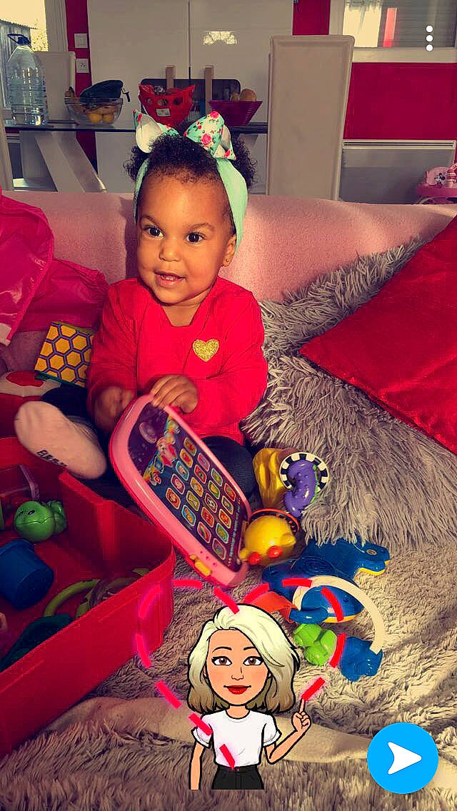 Kaelee a rejoint le concours — aidez-le/la à gagner de superbes lots ! child, christmas, day, fun, headwear, holiday, infant, person, play, product, toddler, toy