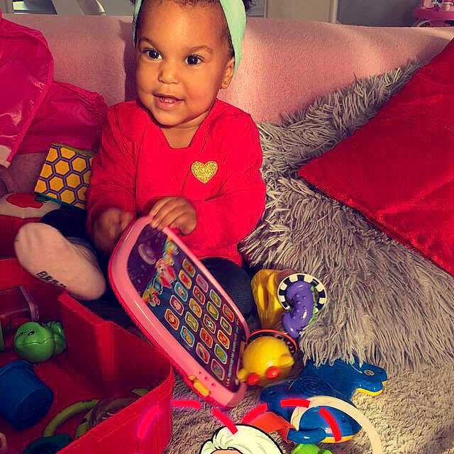Kaelee a rejoint le concours — aidez-le/la à gagner de superbes lots ! child, christmas, day, fun, headwear, holiday, infant, person, play, product, toddler, toy