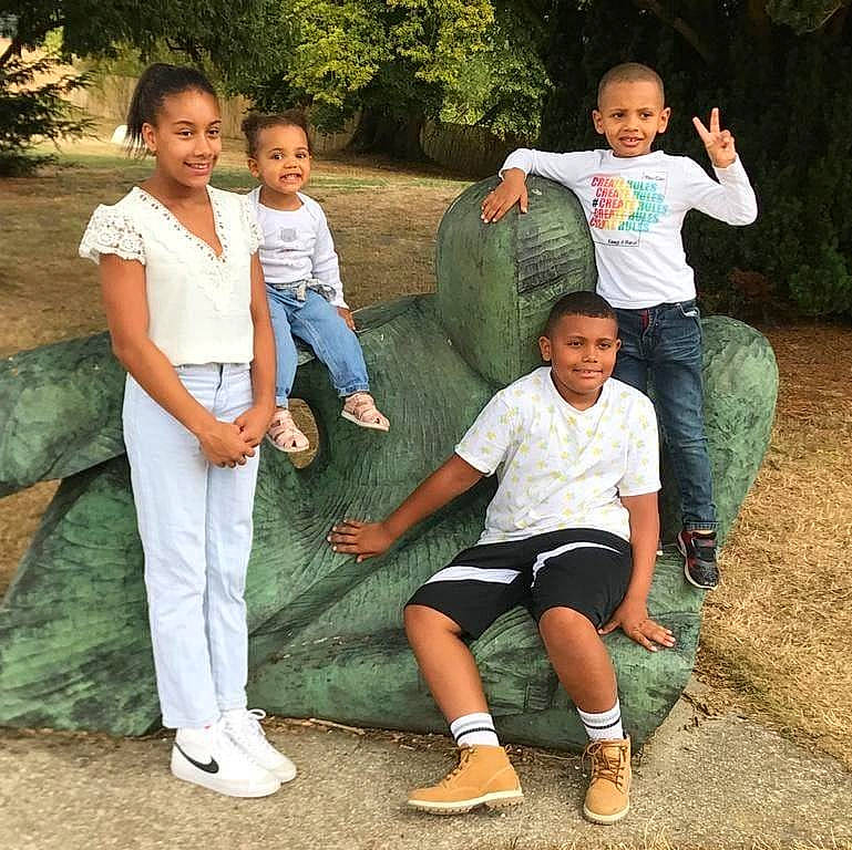 Aissa a rejoint le concours — aidez-le/la à gagner de superbes lots ! adaptation, botany, footwear, friendship, gesture, grass, happy, head, joy, leg, leisure, nature, people_in_nature, person, plant, recreation, sharing, shoulder, sleeve, sneakers