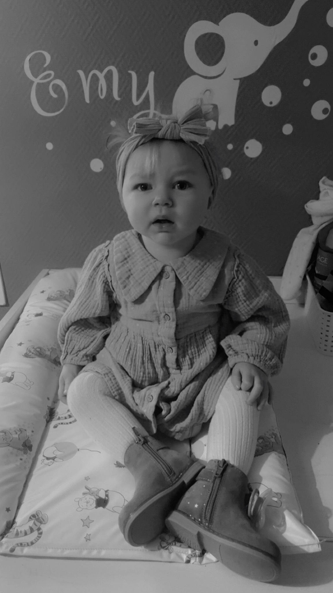 Emy a rejoint le concours — aidez-le/la à gagner de superbes lots ! baby, baby_toddler_clothing, black_and_white, chair, child, fun, happy, headgear, monochrome, monochrome_photography, pattern, person, photo_caption, room, sitting, standing, stock_photography, style, toddler, vintage_clothing