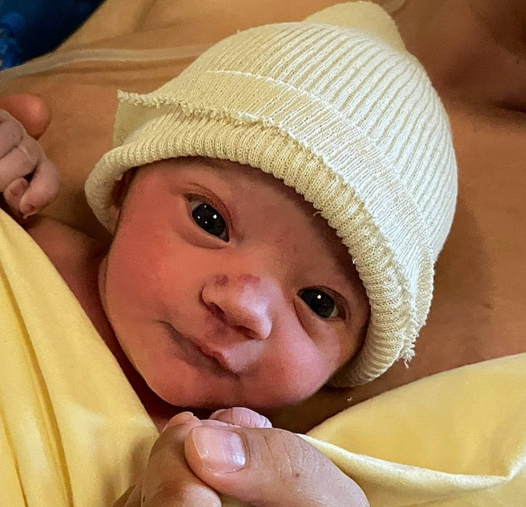 Ofélia a rejoint le concours — aidez-le/la à gagner de superbes lots ! baby, cap, cheek, chin, comfort, eye, eyebrow, face, facial_expression, finger, gesture, hand, happy, headwear, iris, lip, mouth, nose, person, product