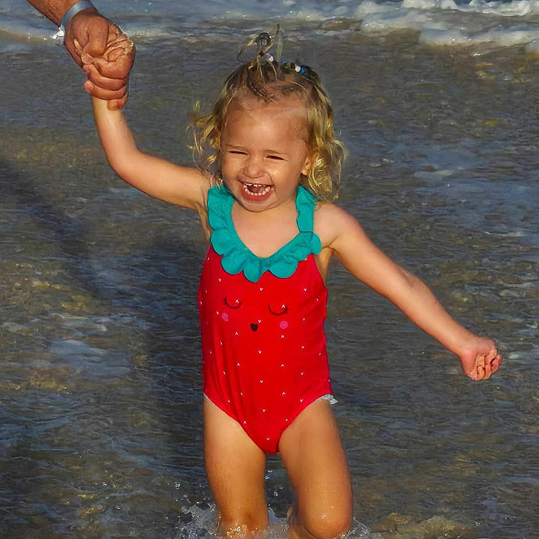 Maya a rejoint le concours — aidez-le/la à gagner de superbes lots ! beach, blonde_hair, child, fun, girl, happy, holding_hand, nature, ocean, outdoor, playing, sea, smiling, splashing, summer, sunlight, swimsuit, vacation, water, waves