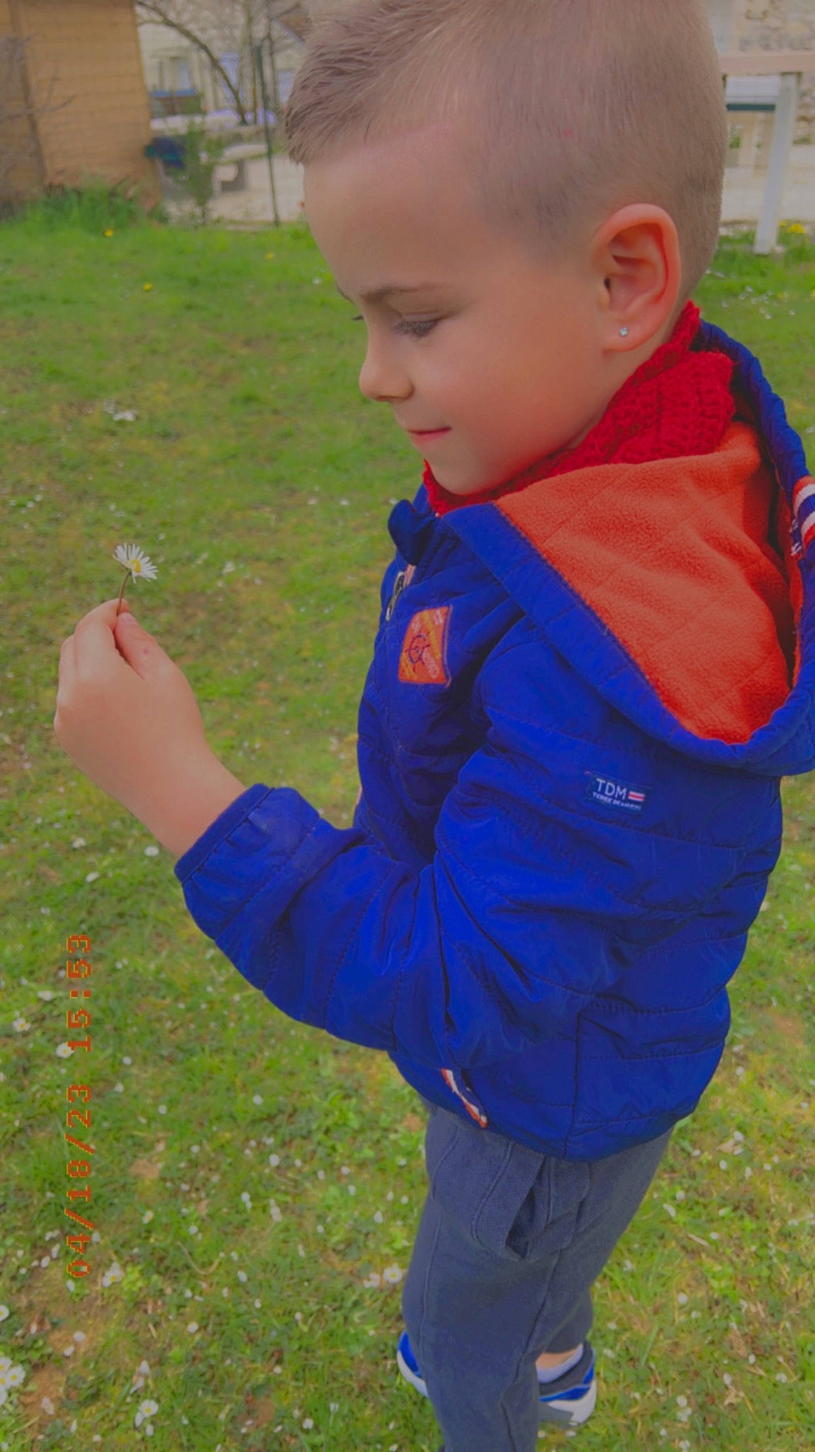 Nathys a rejoint le concours — aidez-le/la à gagner de superbes lots ! baby, baby_toddler_clothing, child, electric_blue, fun, gesture, grass, grass_family, grassland, happy, jacket, lawn, meadow, nose, people_in_nature, person, plant, play, sitting, sleeve