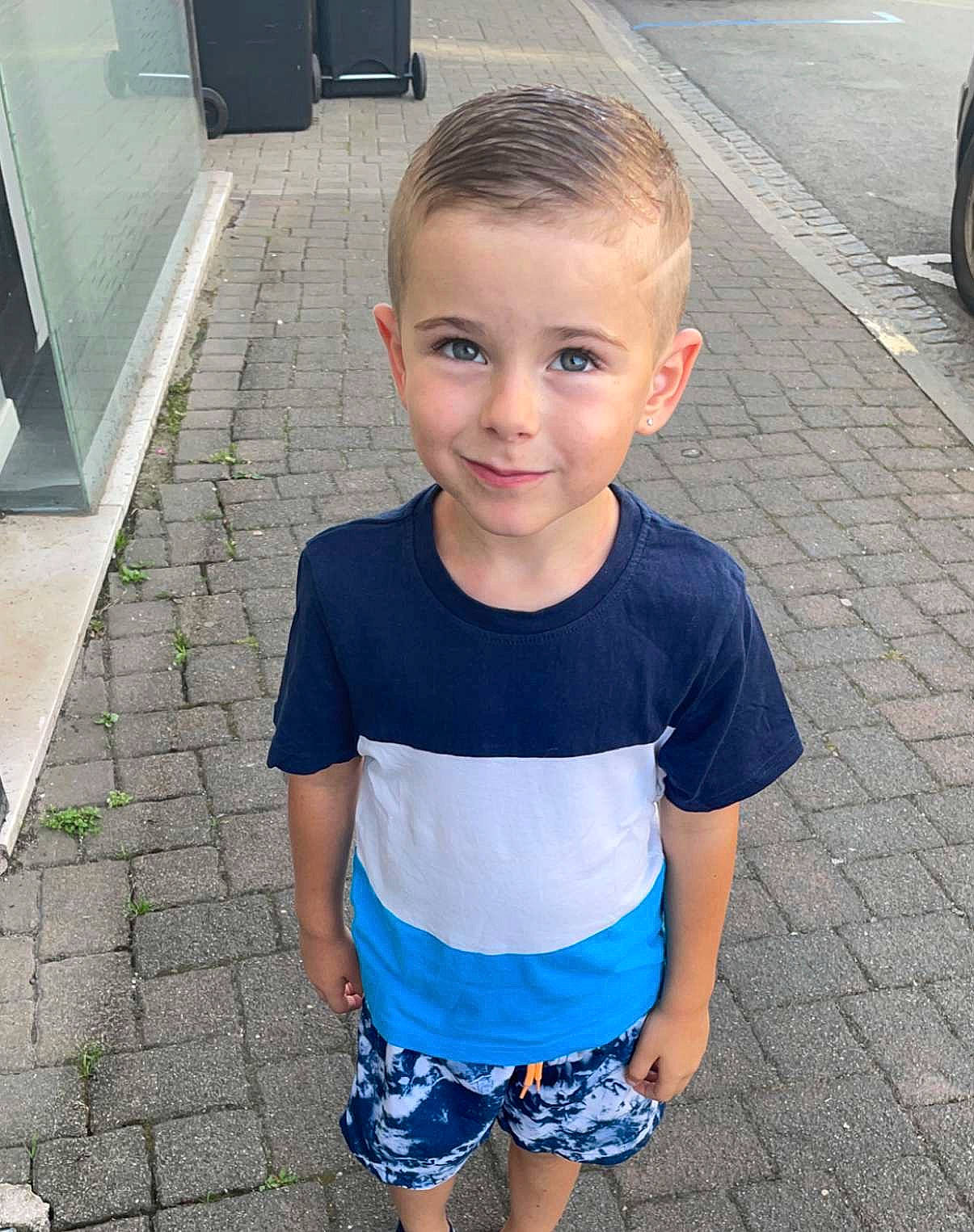 Nathys a rejoint le concours — aidez-le/la à gagner de superbes lots ! asphalt, baby_toddler_clothing, cool, eye, face, hair, hairstyle, happy, head, joint, joy, person, photograph, road_surface, shorts, shoulder, sleeve, standing, summer, t_shirt