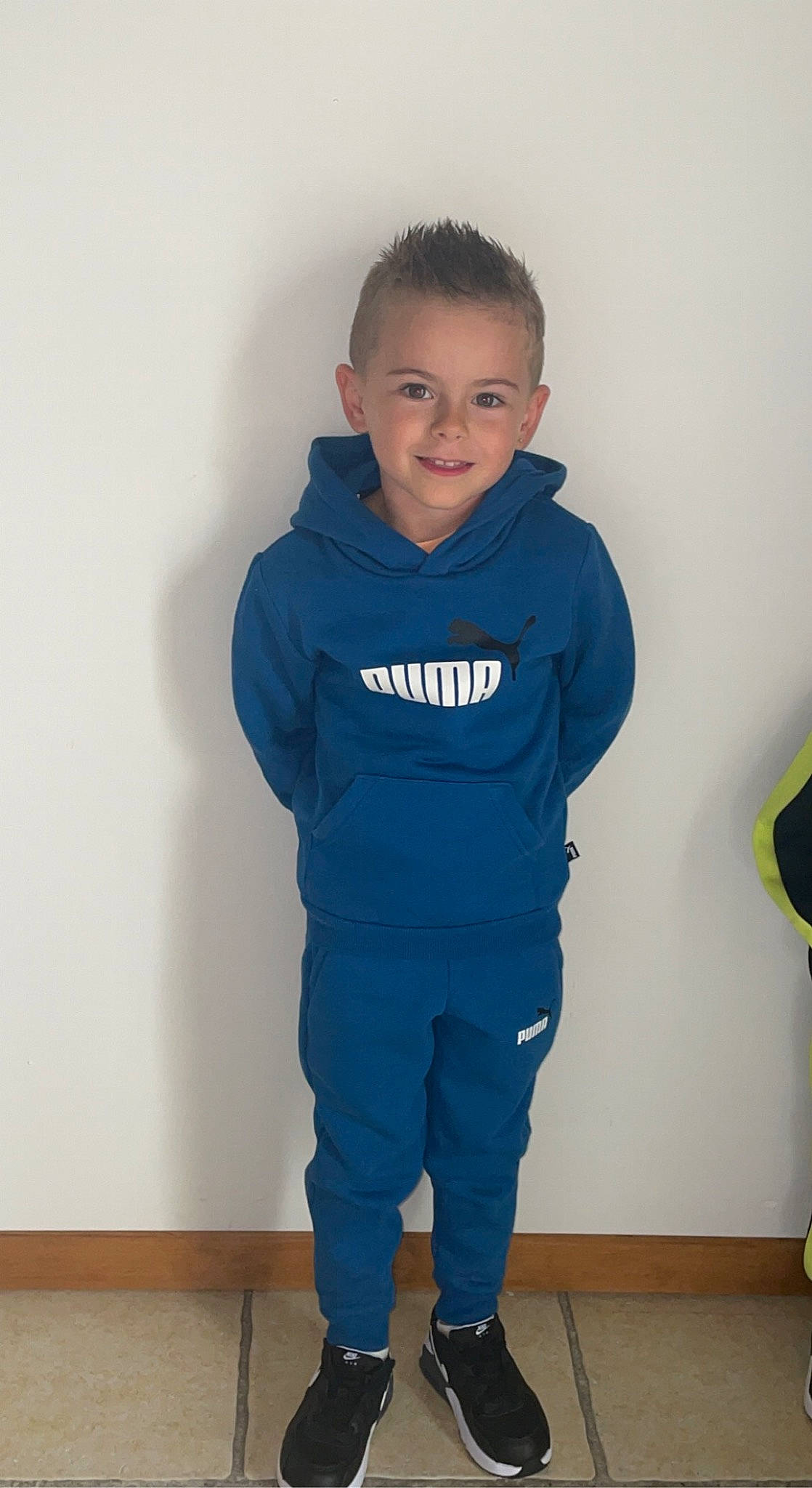 Nathys participe au concours pour gagner de l'argent avec cette photo : baby_toddler_clothing, child, clothing, denim, electric_blue, flooring, fun, human_leg, joy, knee, leg, person, personal_protective_equipment, shoulder, sleeve, smile, sports_gear, sportswear, sweatpant, t_shirt