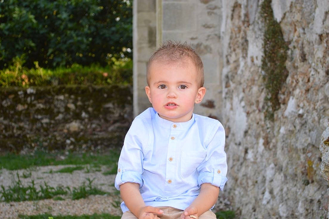 Mayron a rejoint le concours — aidez-le/la à gagner de superbes lots ! autumn, baby, child, electric_blue, flash_photography, fun, grass, happy, leisure, people_in_nature, person, plant, portrait, portrait_photography, sitting, sleeve, t_shirt, toddler, tree, vacation