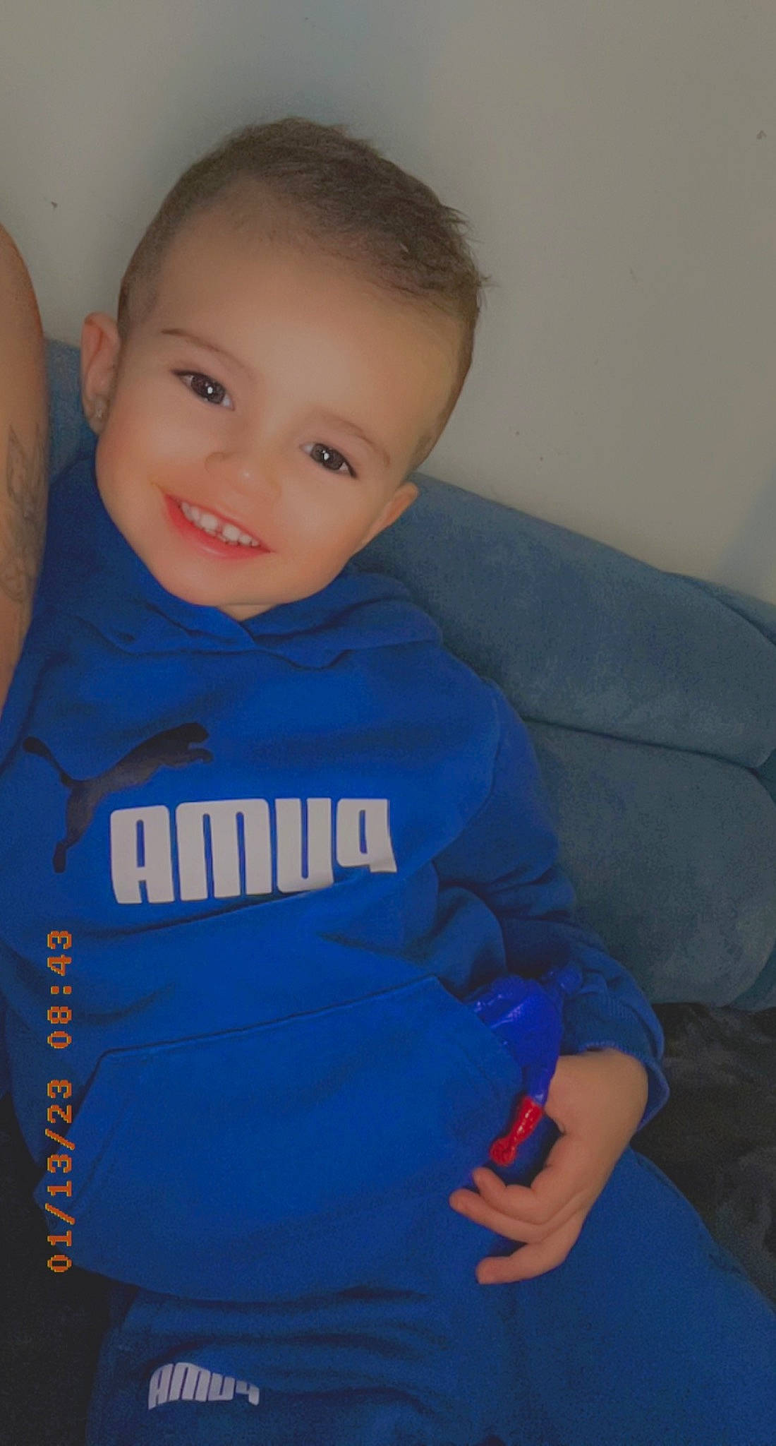 Mayron participe au concours pour gagner de l'argent avec cette photo : arm, baby, baby_toddler_clothing, cheek, comfort, electric_blue, eye, face, finger, happy, iris, joy, neck, nose, person, skin, sleeve, smile, standing, t_shirt