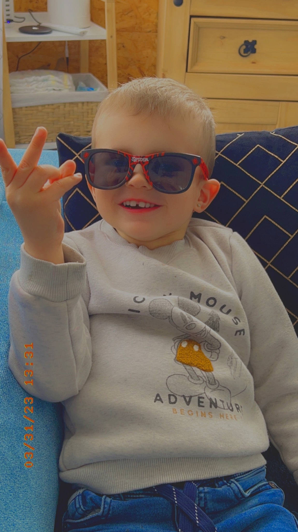 Mayron a rejoint le concours — aidez-le/la à gagner de superbes lots ! baby, baby_toddler_clothing, blue, child, cool, electric_blue, eyewear, fun, gesture, glasses, goggles, happy, person, personal_protective_equipment, sleeve, smile, sunglasses, t_shirt, toddler, vision_care