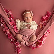 Lyah a rejoint le concours — aidez-le/la à gagner de superbes lots ! baby, background, clothing, cute, decorative, fabric, feet, flowers, hands, headband, infant, lying, newborn, pink, portrait, pose, skin, soft, studio, wrapped