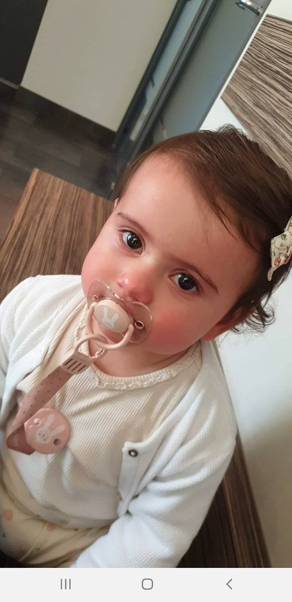 Lena participe au concours pour gagner de l'argent avec cette photo : baby, baby_toddler_clothing, cheek, chin, drinkware, ear, eye, eyebrow, eyelash, gesture, happy, human_body, iris, lip, mouth, neck, nose, person, skin, tableware