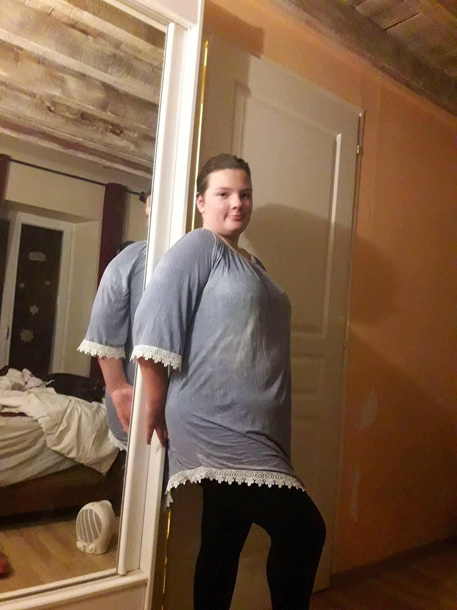 Tiffany participe au concours pour gagner de l'argent avec cette photo : arm, person, room, shoulder, standing, t_shirt