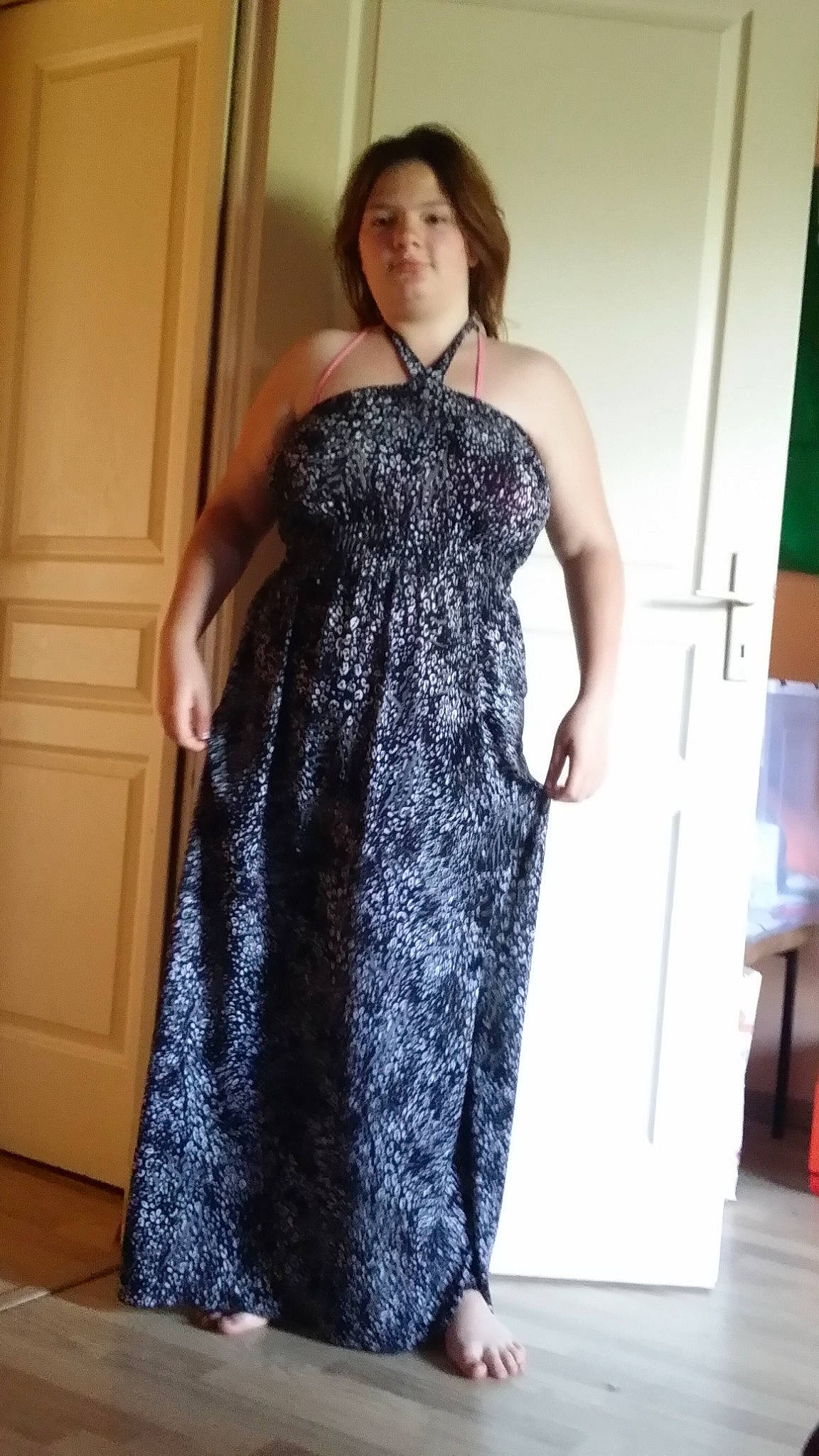 Tiffany a rejoint le concours — aidez-le/la à gagner de superbes lots ! brown_hair, clothing, cocktail_dress, day_dress, dress, fashion, fashion_design, formal_wear, gown, haute_couture, lady, leg, long_hair, neck, one_piece_garment, pattern, person, photo_shoot, shoulder, style