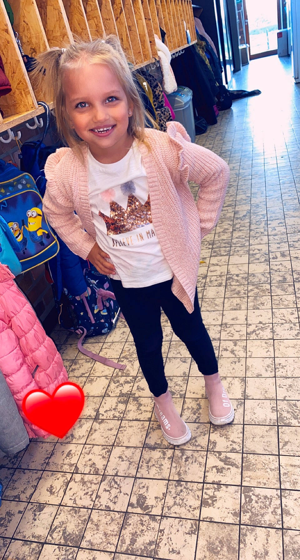 Emma participe au concours pour gagner de l'argent avec cette photo : balloon, clothing, cool, face, facial_expression, floor, flooring, hair, happy, head, joint, joy, leg, leisure, person, photograph, pink, shoe, sleeve, smile