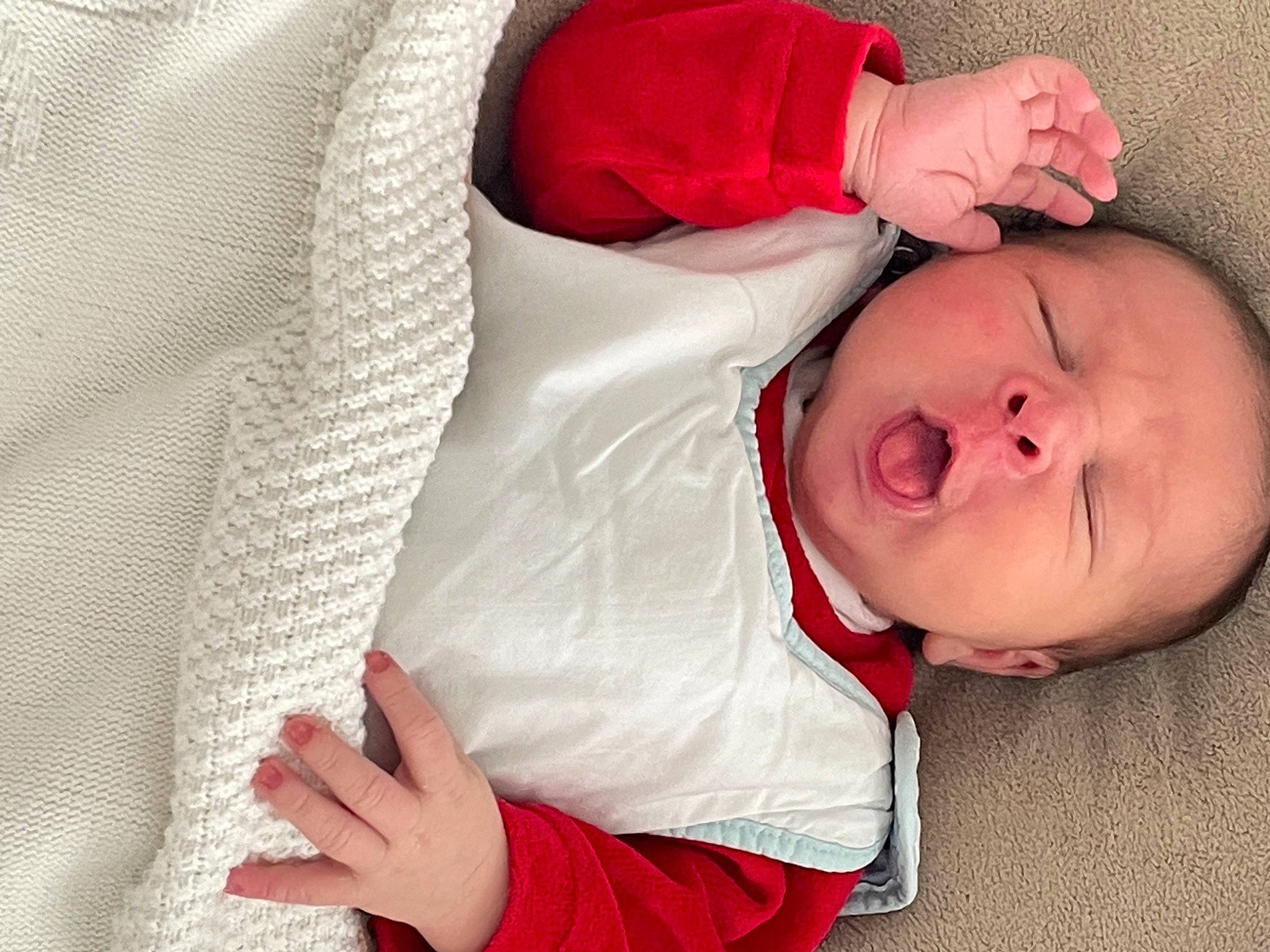 Nüno a rejoint le concours — aidez-le/la à gagner de superbes lots ! baby, baby_products, baby_sleeping, baby_toddler_clothing, carmine, cheek, child, collar, comfort, eye, finger, hand, human_body, linens, nose, person, skin, sleeve, thumb, toddler