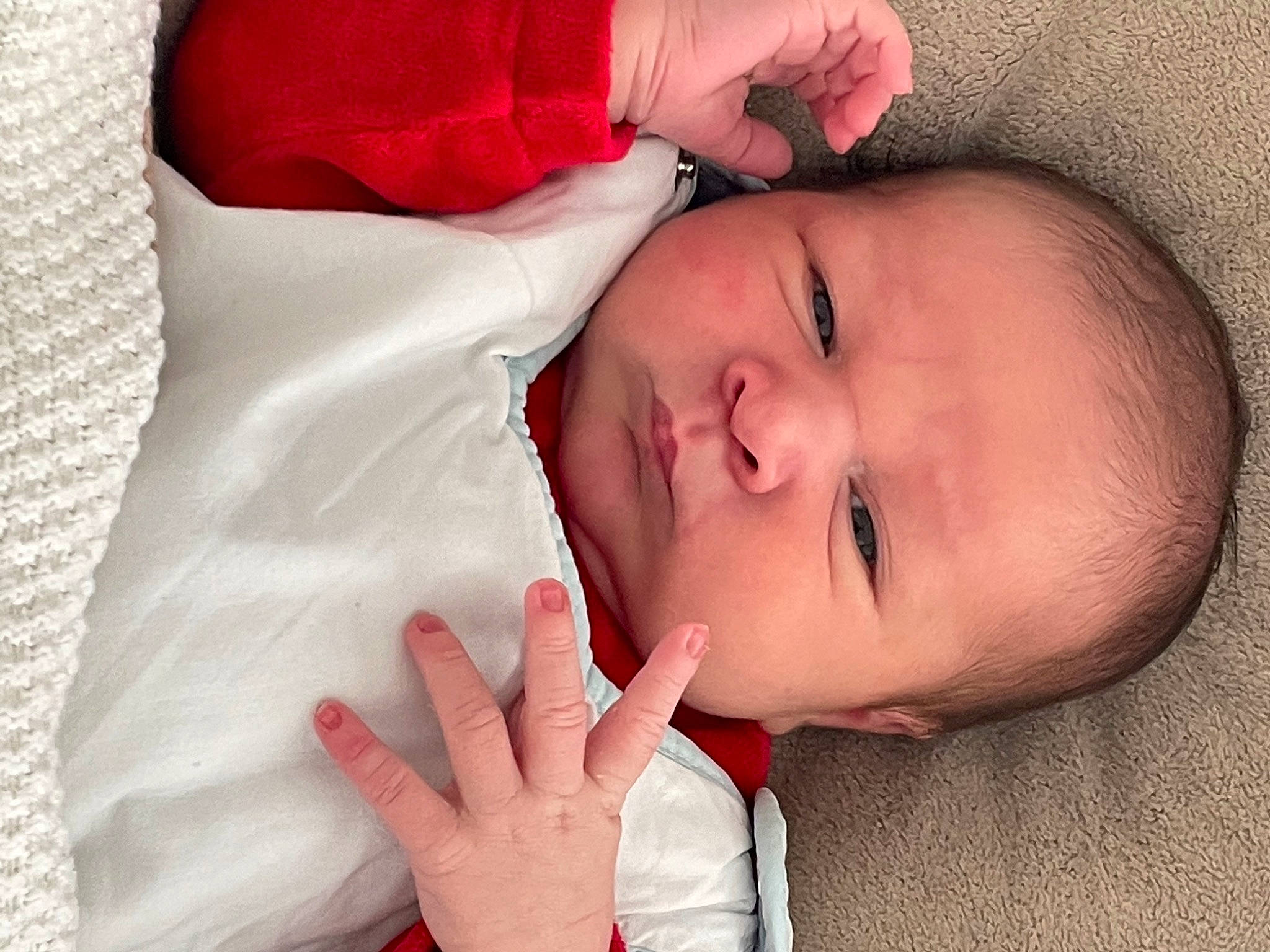 Nüno a rejoint le concours — aidez-le/la à gagner de superbes lots ! baby, baby_toddler_clothing, cheek, comfort, ear, eye, eyebrow, eyelash, face, finger, gesture, hand, head, iris, lip, mouth, nose, organ, person, skin