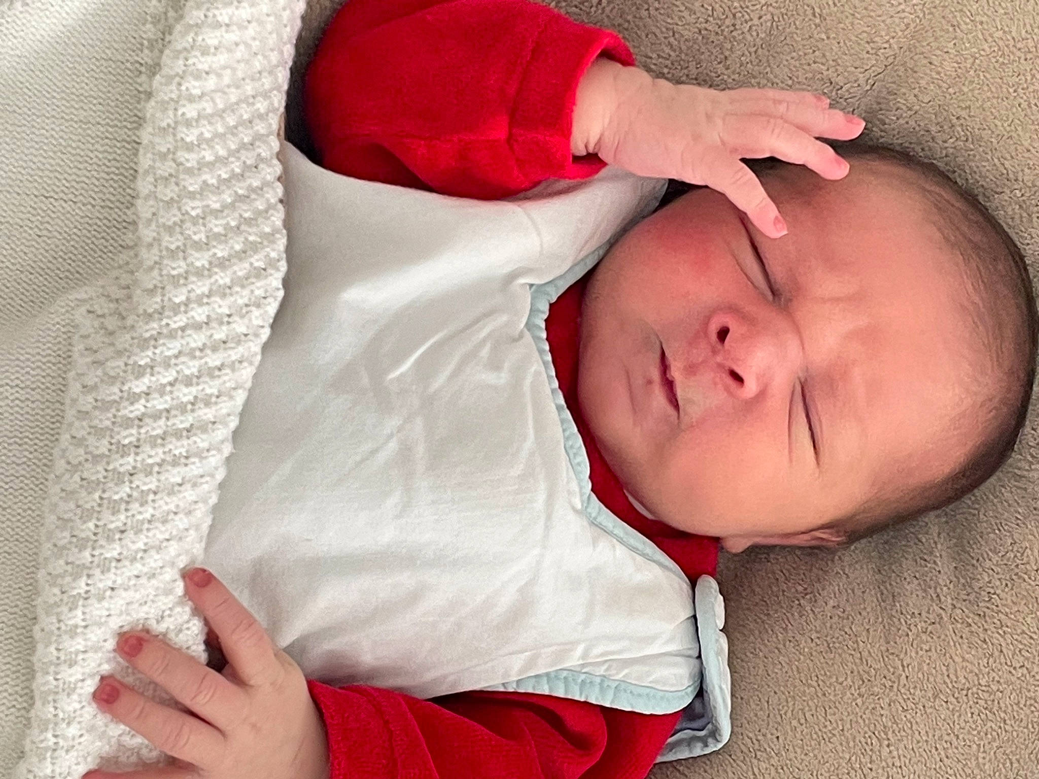 Nüno participe au concours pour gagner de l'argent avec cette photo : baby, baby_products, baby_toddler_clothing, carmine, cheek, child, collar, comfort, elbow, facial_expression, finger, hand, lip, mouth, nose, person, red, skin, sleeve, thumb