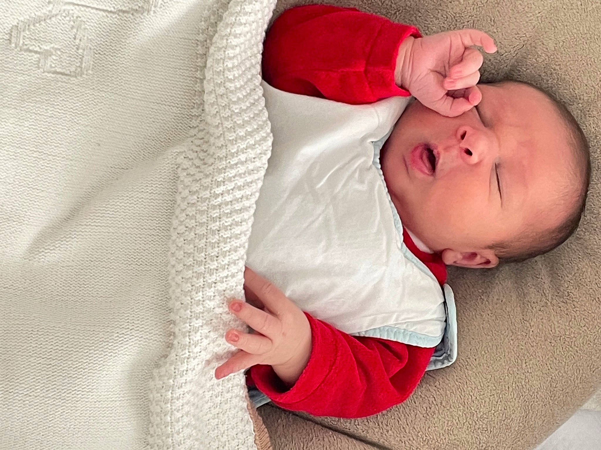 Nüno a rejoint le concours — aidez-le/la à gagner de superbes lots ! baby, baby_products, baby_sleeping, baby_toddler_clothing, bedtime, cheek, child, collar, comfort, gesture, human_body, linens, nap, neck, pattern, person, room, sitting, sleep, sleeve