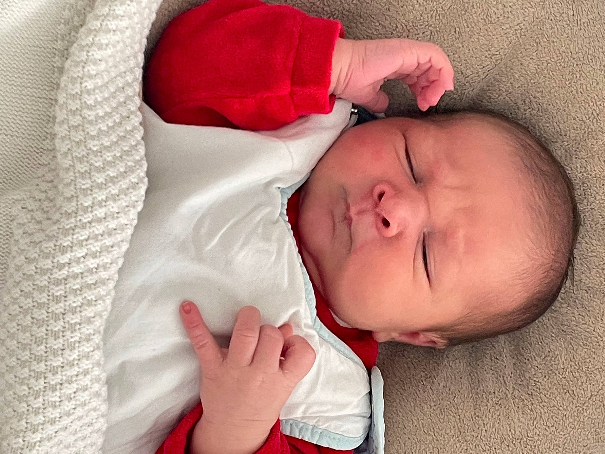 Nüno a rejoint le concours — aidez-le/la à gagner de superbes lots ! baby, baby_sleeping, baby_toddler_clothing, cheek, child, comfort, eyebrow, finger, gesture, hand, head, lip, mouth, nail, nose, person, red, skin, sleeve, thumb
