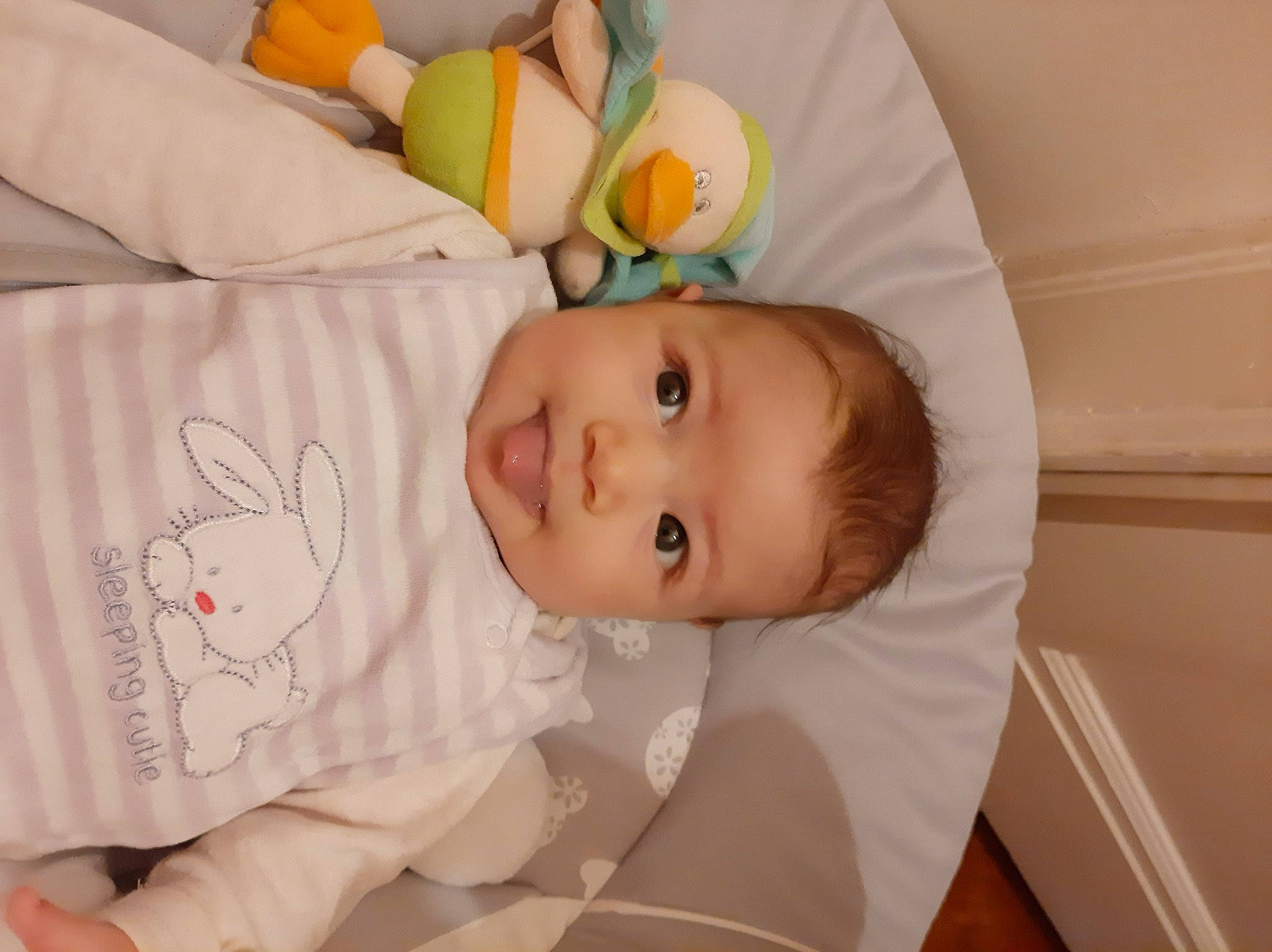 Nyla a rejoint le concours — aidez-le/la à gagner de superbes lots ! baby, baby_products, baby_safety, baby_sleeping, bed, bedtime, child, furniture, infant_bed, nursery, person, product, room, skin, textile, toddler