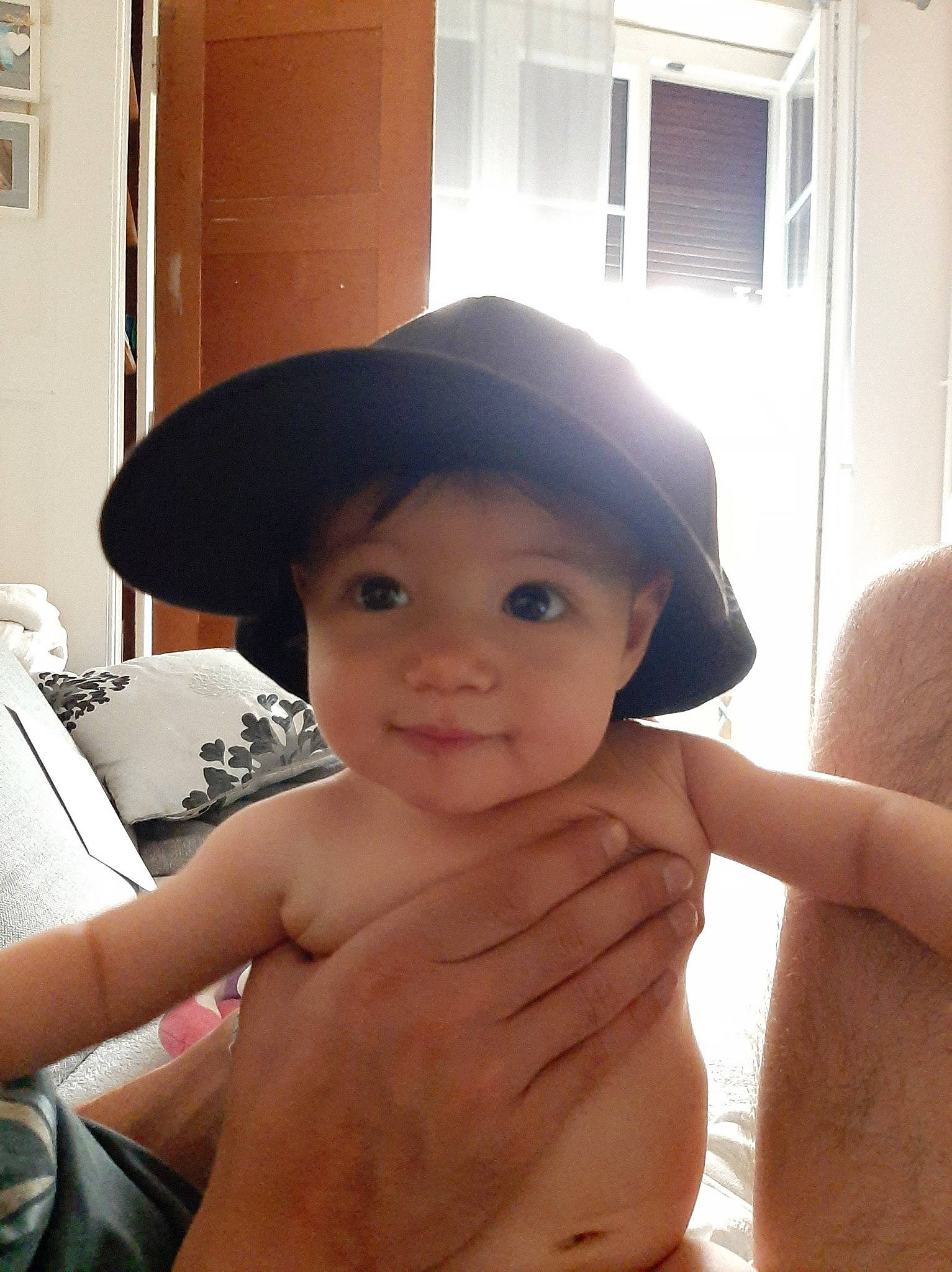 Nyla a rejoint le concours — aidez-le/la à gagner de superbes lots ! barechested, cap, child, fashion_accessory, finger, hat, headgear, headwear, muscle, person, selfie, skin, sun_hat, toddler