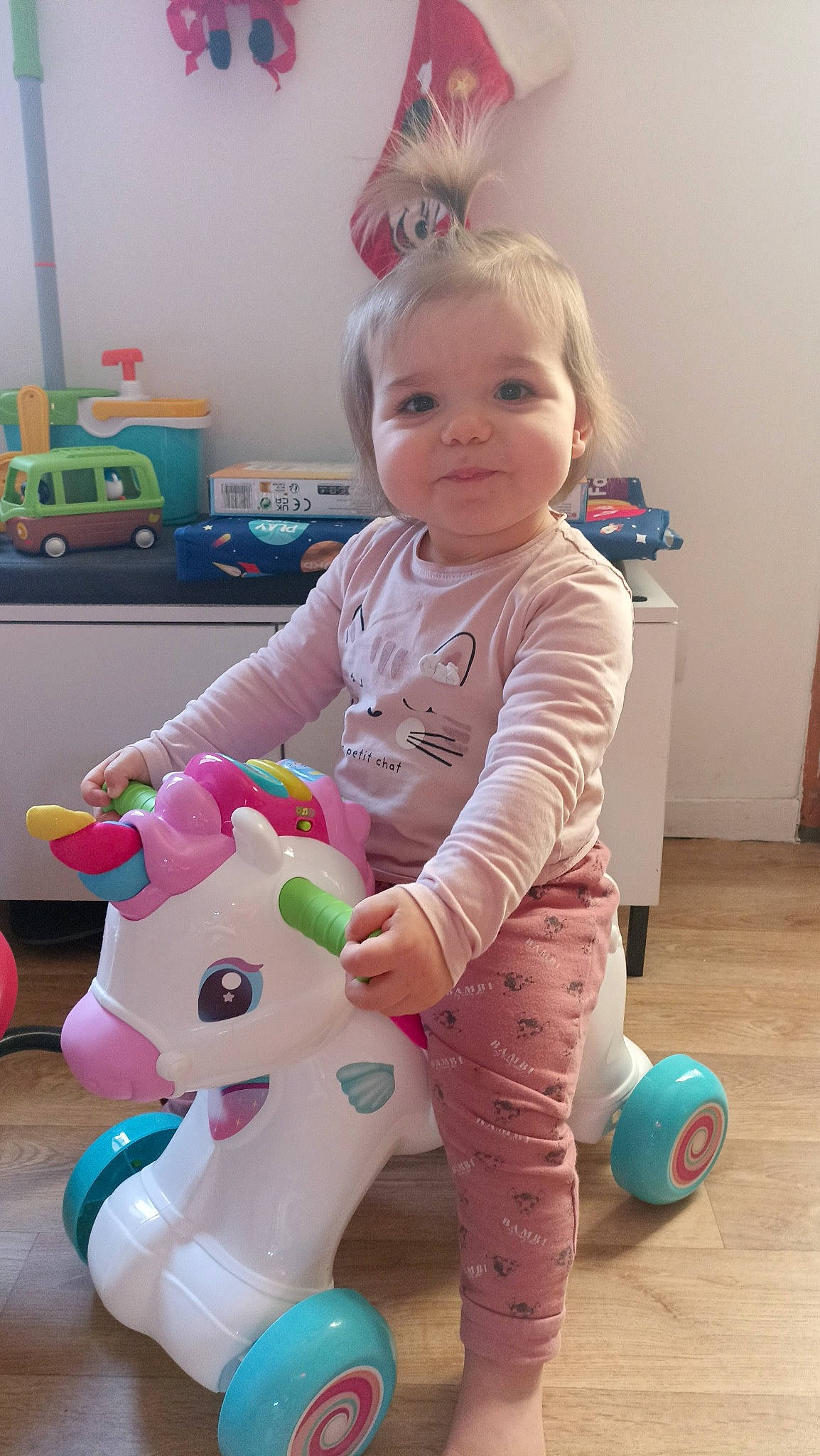 Mandy a rejoint le concours — aidez-le/la à gagner de superbes lots ! baby, baby_playing_with_toys, baby_toddler_clothing, baby_toys, child, flooring, fun, happy, head, person, pink, play, product, room, sitting, skin, smile, stuffed_toy, toddler, toy