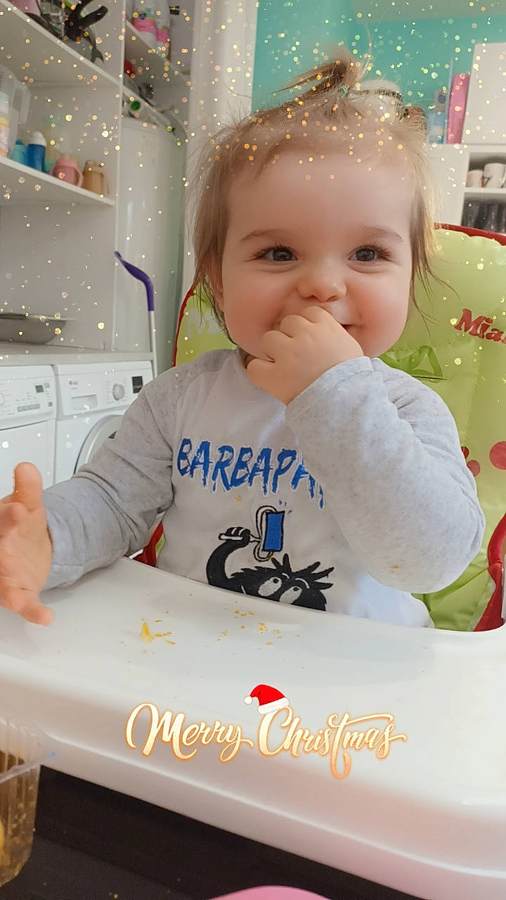 Mandy a rejoint le concours — aidez-le/la à gagner de superbes lots ! baby, baby_products, baby_safety, baby_toddler_clothing, cheek, child, event, facial_expression, fun, hairstyle, happy, organ, person, play, room, sitting, sleeve, smile, t_shirt, toddler