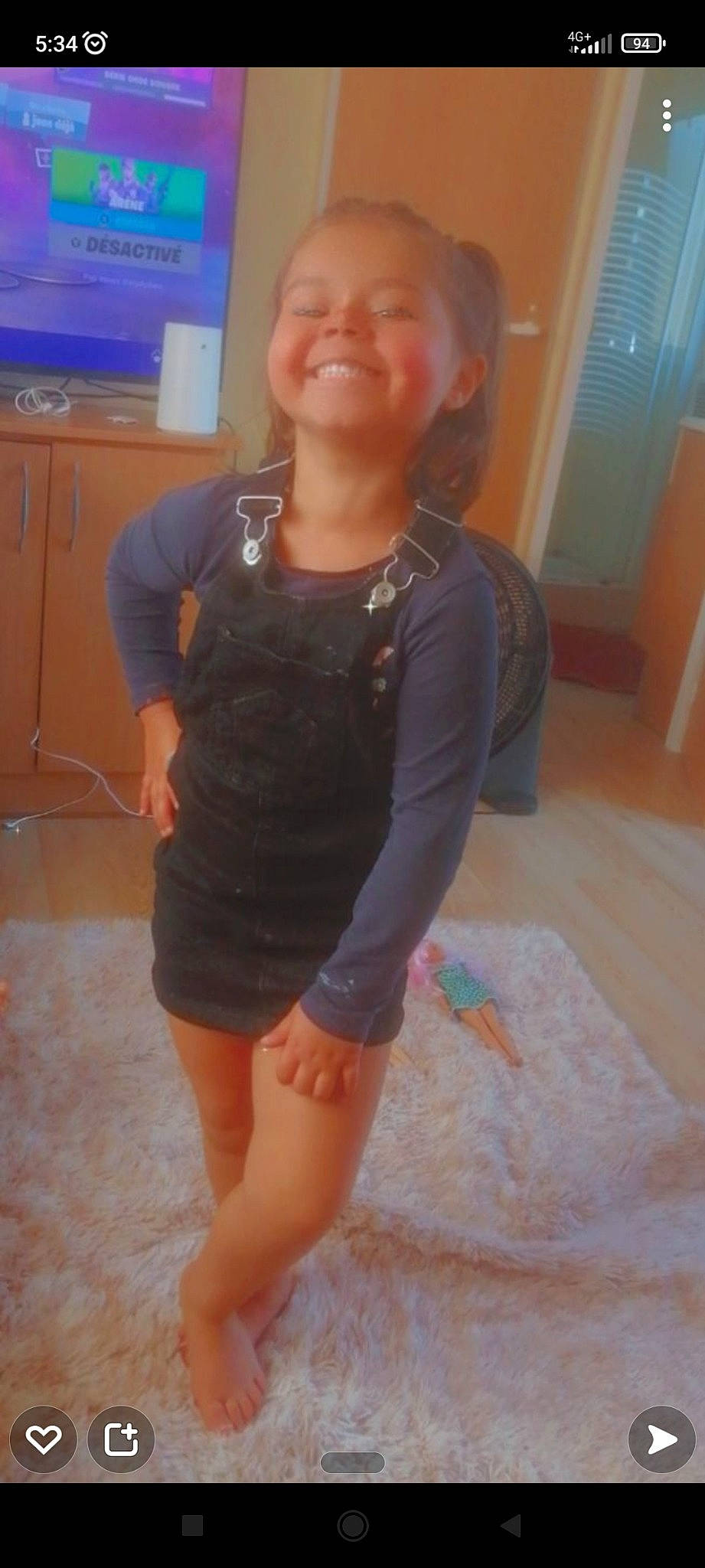 Shanon a rejoint le concours — aidez-le/la à gagner de superbes lots ! cool, electric_blue, finger, floor, flooring, fun, happy, joint, joy, knee, leg, neck, person, skin, sleeve, smile, sportswear, standing, t_shirt, thigh