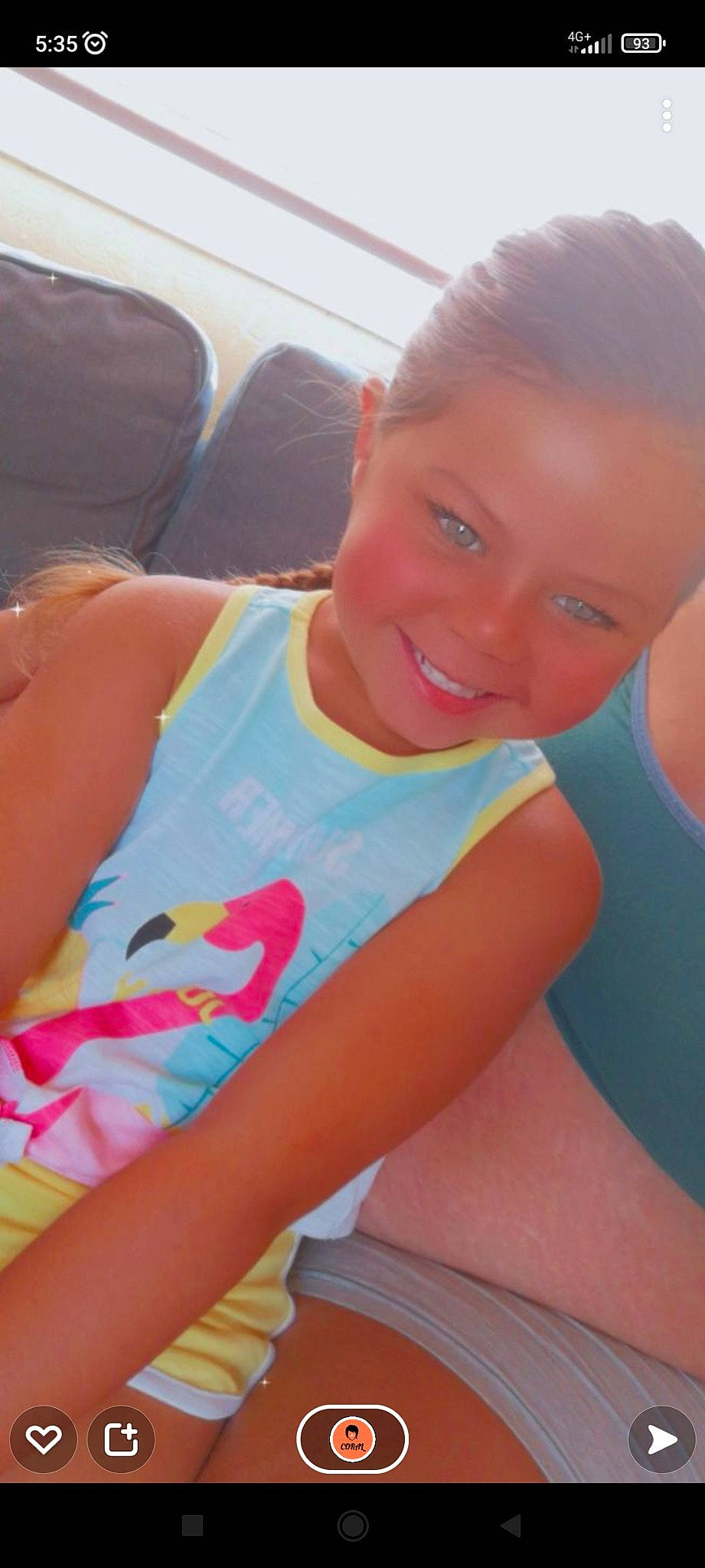 Shanon participe au concours pour gagner de l'argent avec cette photo : arm, azure, cheek, elbow, eyebrow, facial_expression, finger, forehead, happy, human_body, joint, joy, mouth, muscle, neck, nose, person, shoulder, skin, smile