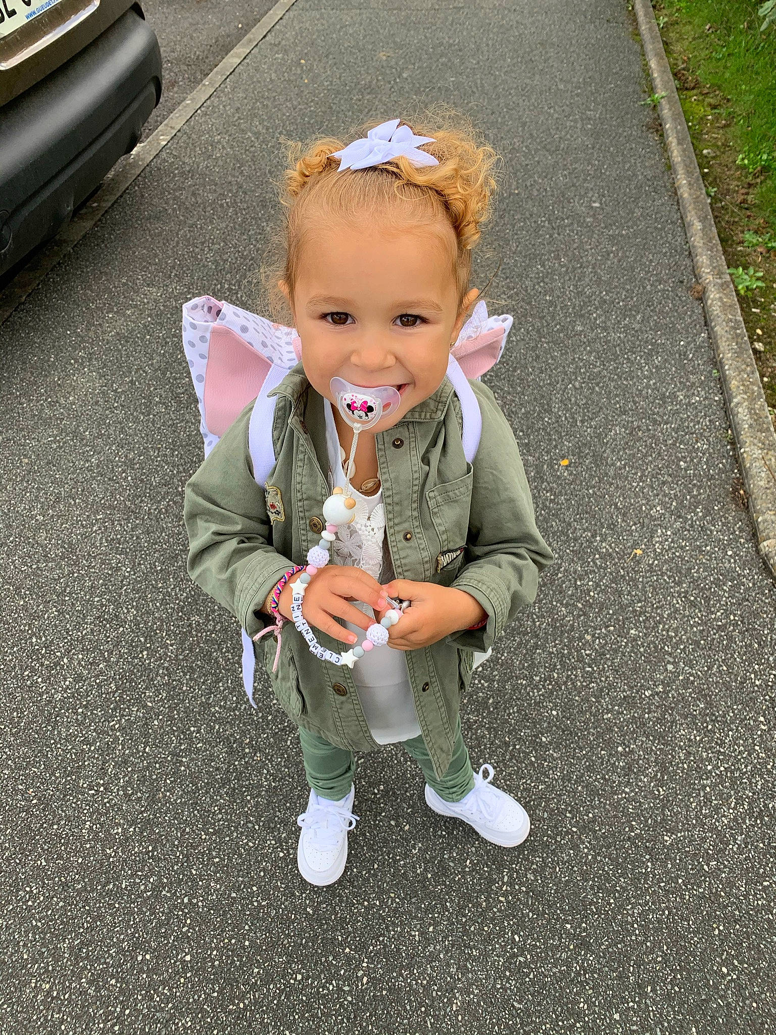 Clémentine participe au concours pour gagner de l'argent avec cette photo : asphalt, automotive_exterior, baby, baby_toddler_clothing, bumper, bumper_part, child, grille, joy, lane, person, road_surface, tar, toddler, vehicle_door, vehicle_registration_plate, walking_shoe