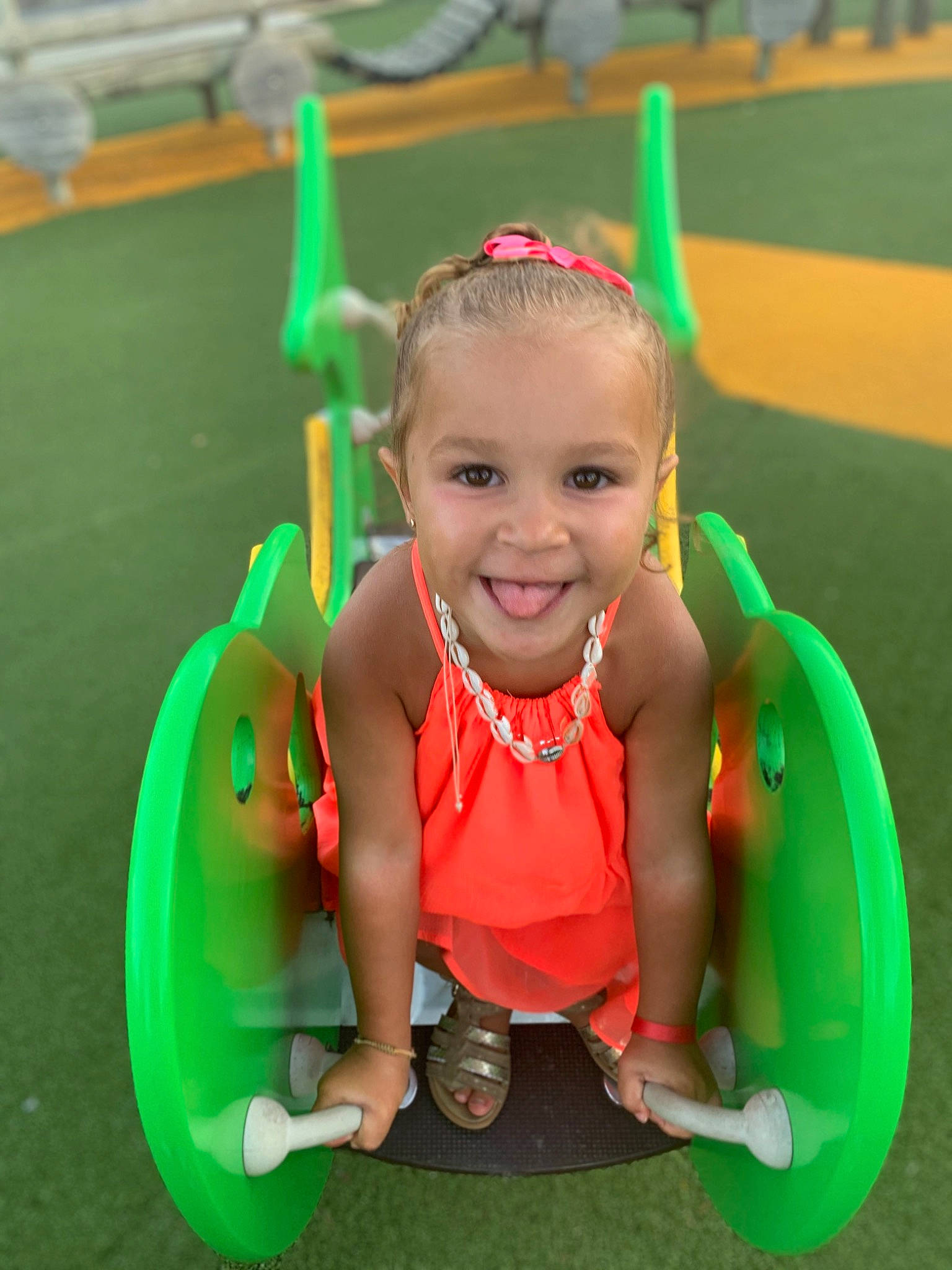 Clémentine a rejoint le concours — aidez-le/la à gagner de superbes lots ! baby, baby_toddler_clothing, balance, child, fun, hair_accessory, human_settlement, joy, laugh, outdoor_play_equipment, person, plastic, play, playground, public_space, riding_toy, smile, toddler