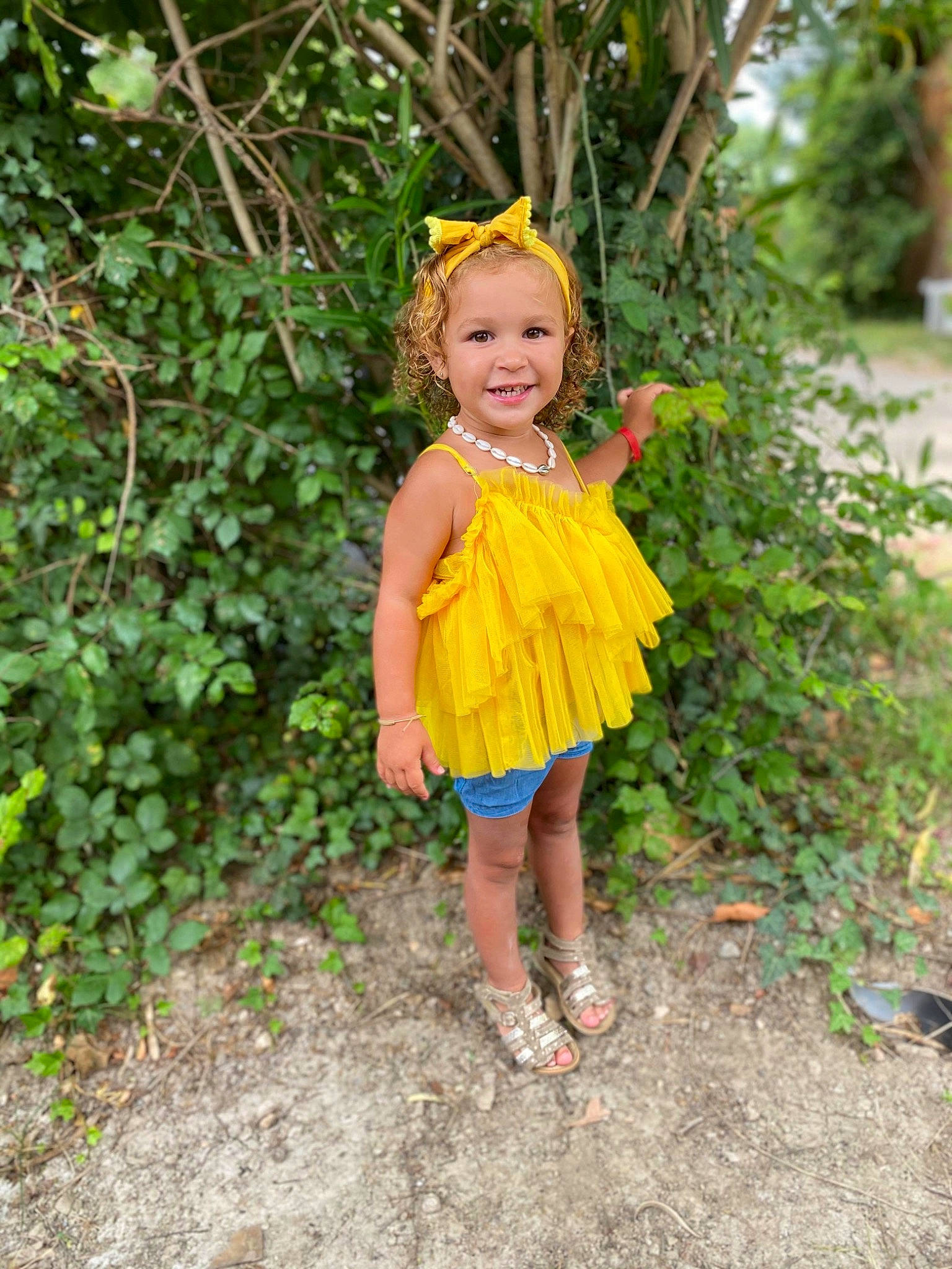 Clémentine participe au concours pour gagner de l'argent avec cette photo : baby_toddler_clothing, child, child_model, costume, costume_accessory, day_dress, dress, embellishment, hair_accessory, happy, headband, headpiece, joy, nose, one_piece_garment, people_in_nature, person, photo_shoot, ruffle, summer