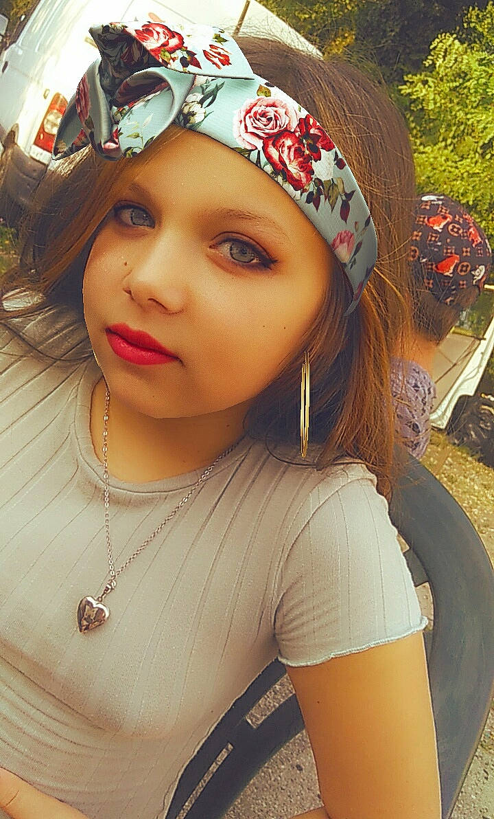 Kamli participe au concours pour gagner de l'argent avec cette photo : beauty, black_hair, cap, cool, eyelash, eyewear, facial_expression, fashion, hairstyle, happy, headgear, headpiece, headwear, lip, neck, organ, person, pink, plant, skin