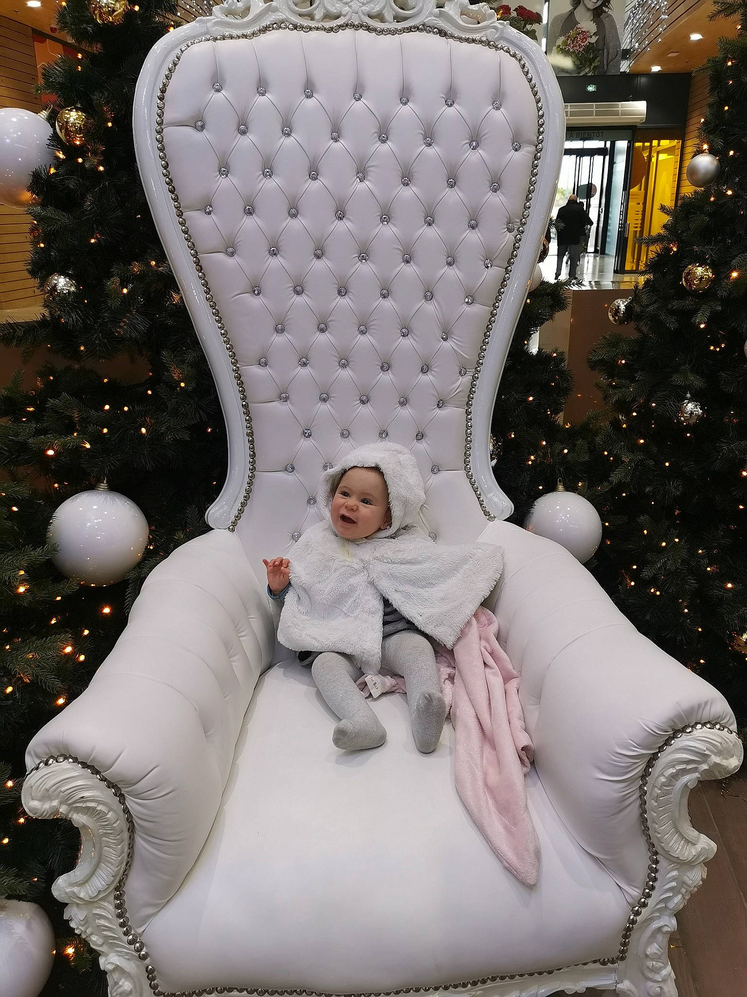 Cecilia participe au concours pour gagner de l'argent avec cette photo : baby_toddler_clothing, beauty, christmas_decoration, christmas_tree, comfort, event, furniture, head, human_body, lap, ornament, people, person, photograph, sleeve, smile, snapshot, snow, toddler, white