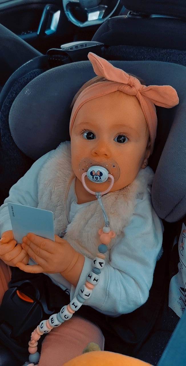 Cecilia participe au concours pour gagner de l'argent avec cette photo : baby, baby_carriage, baby_products, baby_toddler_clothing, car_seat, chair, cheek, child, comfort, finger, fun, hat, mouth, nose, person, product, sitting, skin, stuffed_toy, surprise