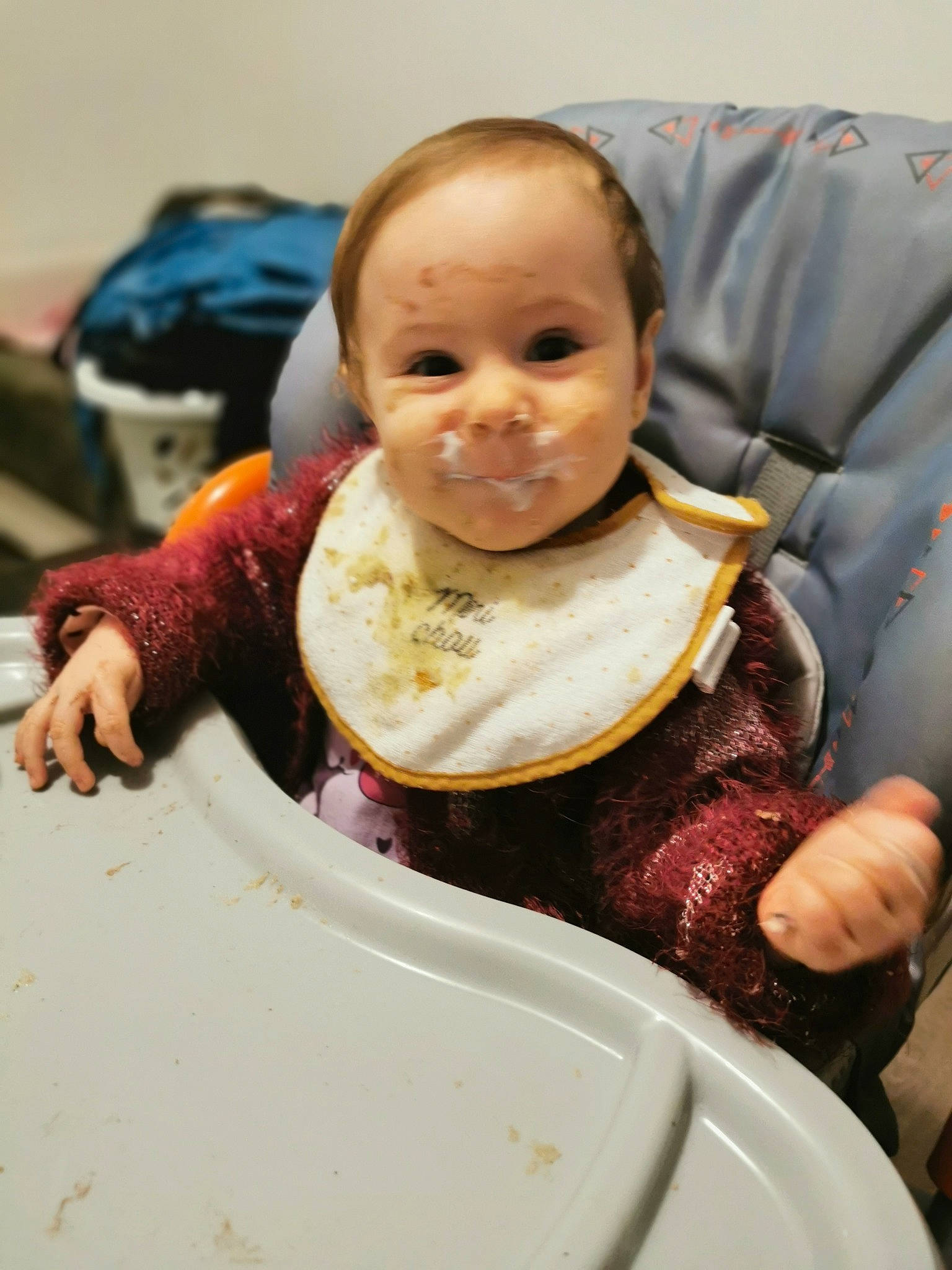 Cecilia participe au concours pour gagner de l'argent avec cette photo : baby, baby_toddler_clothing, bib, chair, cheek, child, comfort, dishware, facial_expression, fun, happy, head, person, plate, sitting, skin, sleeve, smile, table, tableware