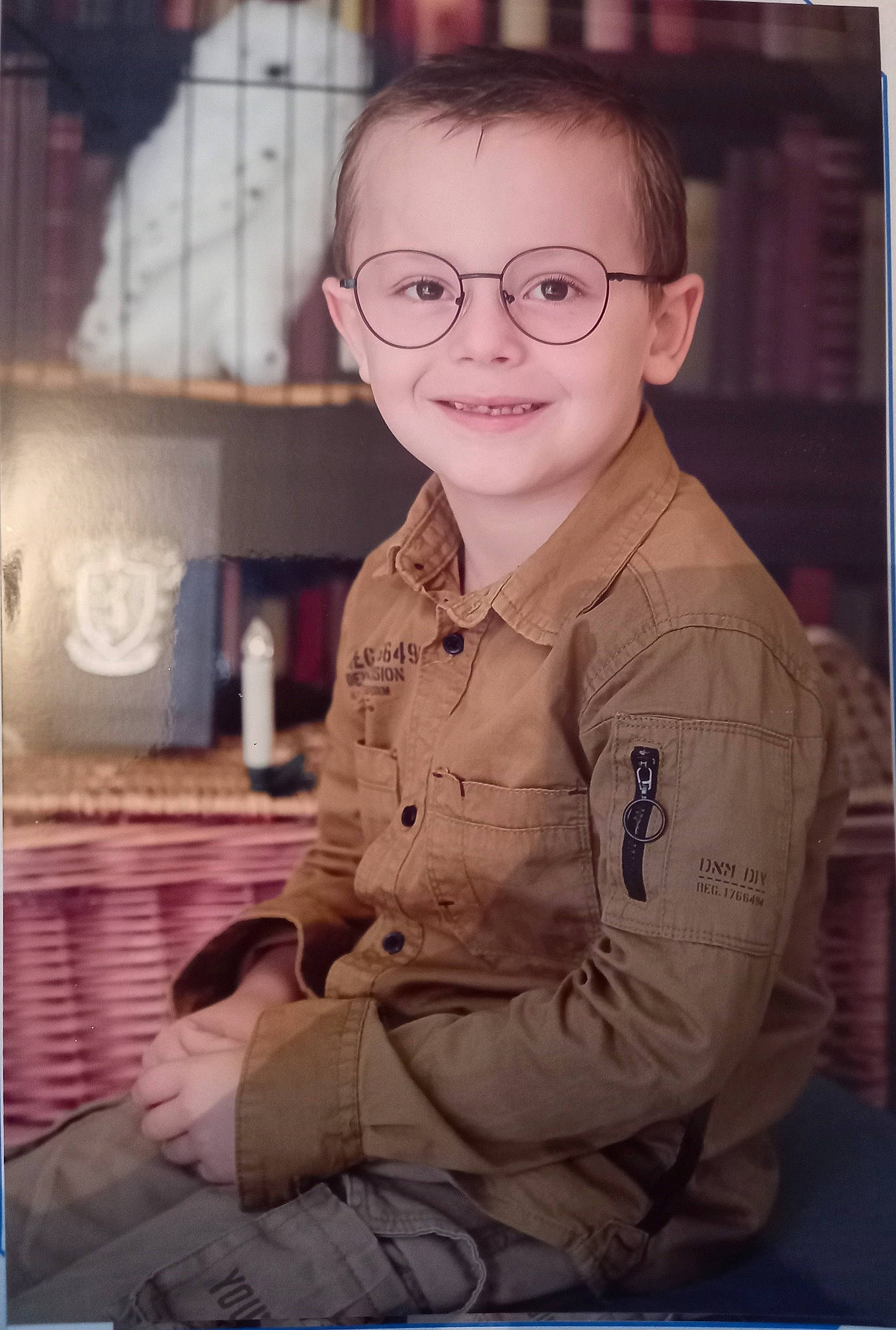 Tyson participe au concours pour gagner de l'argent avec cette photo : army, chin, dress_shirt, eyewear, glasses, happy, joy, military, military_camouflage, military_officer, military_person, military_uniform, non_commissioned_officer, person, shirt, sleeve, smile, soldier, t_shirt, toddler