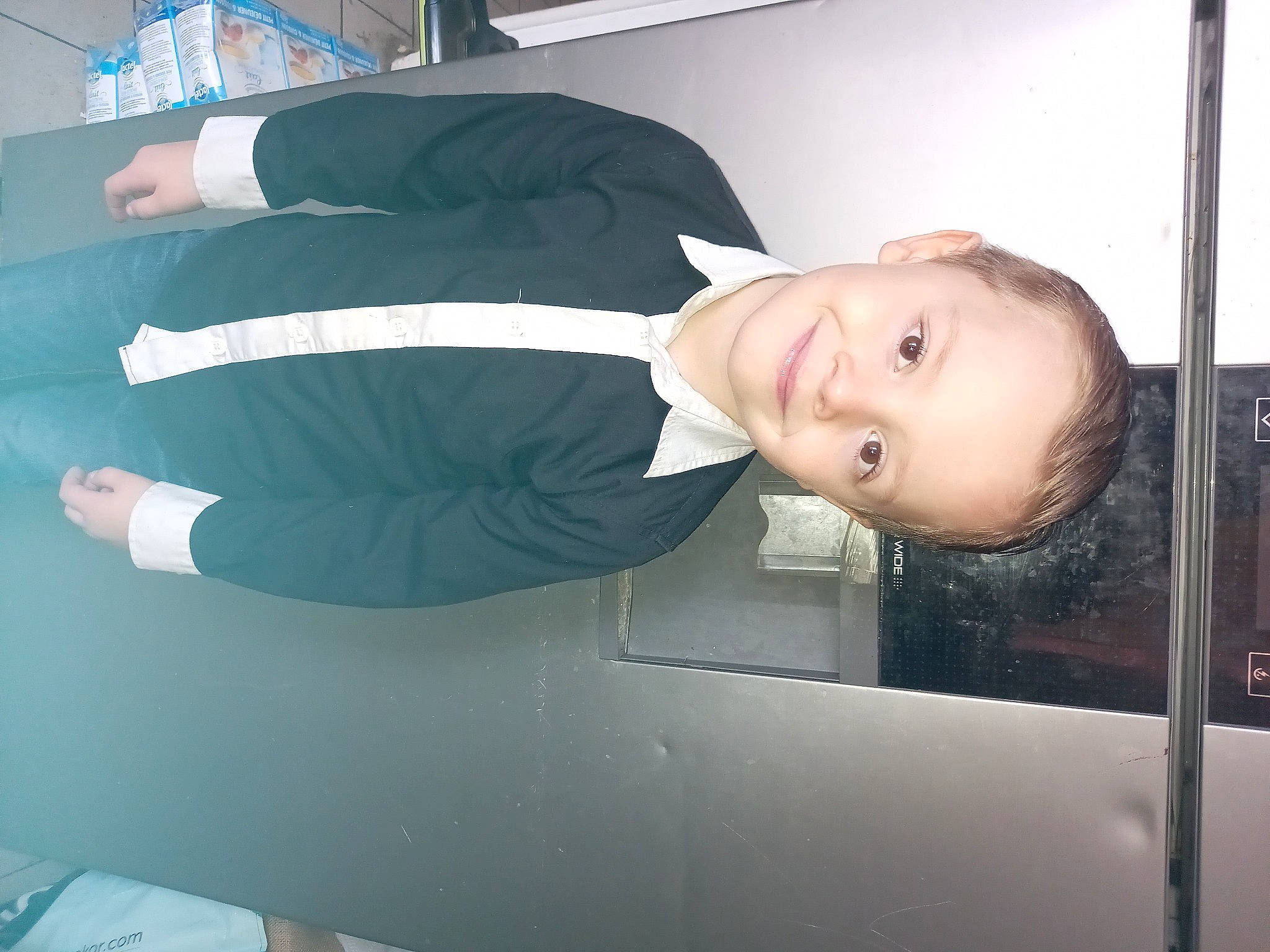 Tyson a rejoint le concours — aidez-le/la à gagner de superbes lots ! auto_part, automotive_exterior, baby, child, comfort, elbow, electric_blue, flash_photography, fun, joy, luxury_vehicle, person, room, sitting, sleeve, toddler, vehicle_door