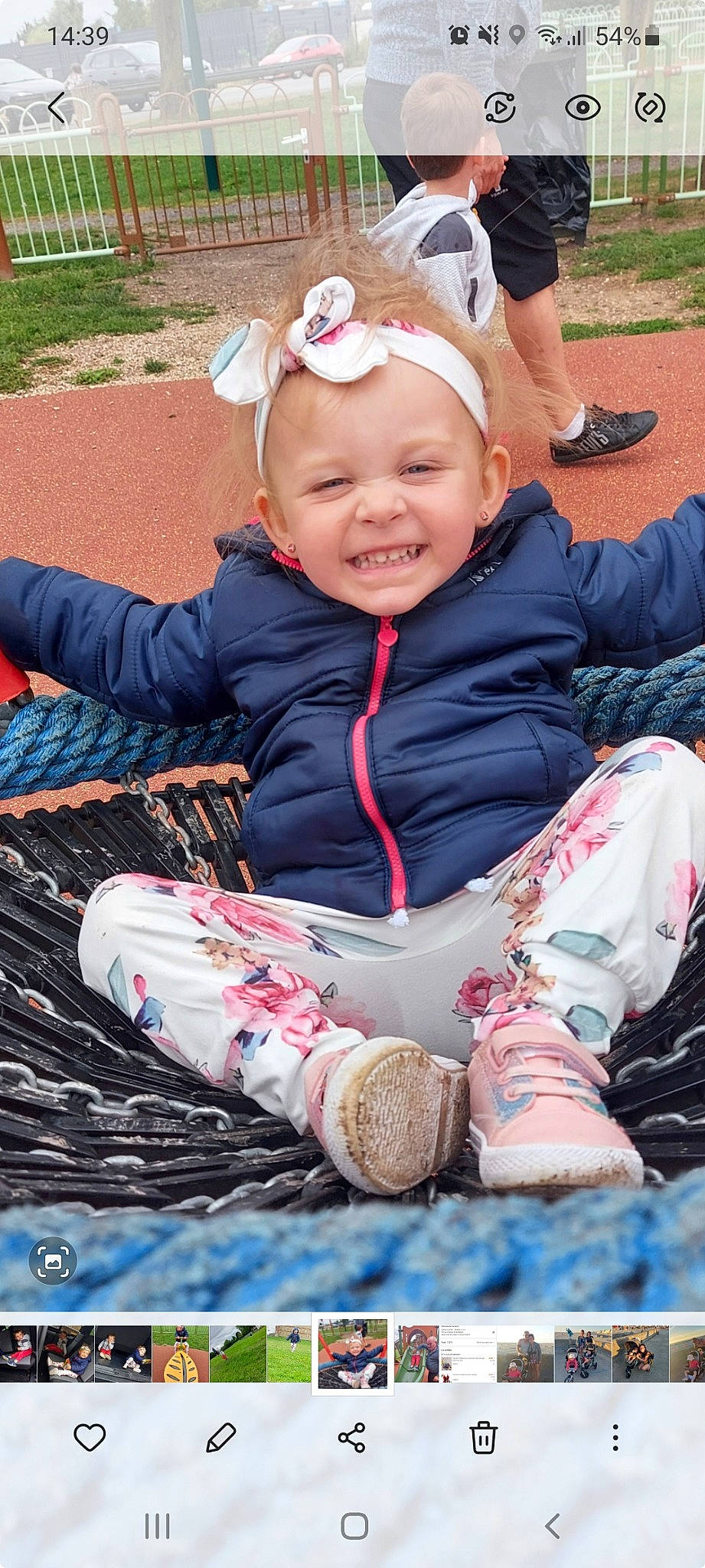 Capucine a rejoint le concours — aidez-le/la à gagner de superbes lots ! baby, baby_toddler_clothing, child, event, fun, grass, happy, headband, headwear, joy, leaf, leisure, pattern, people, person, pink, plant, recreation, shoe, smile